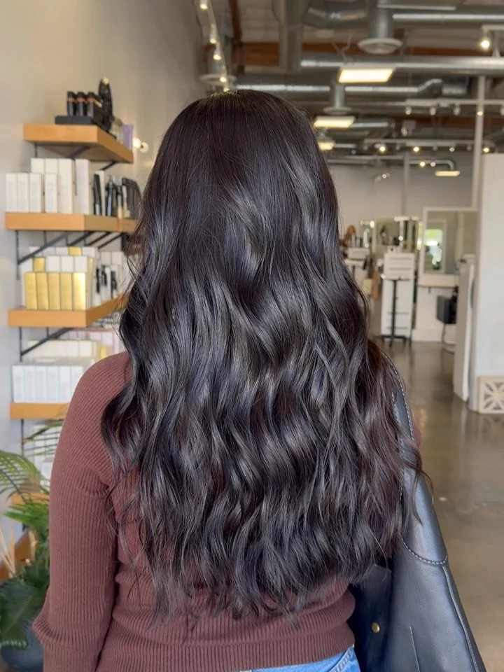 not every brunette needs highlights
this is a gloss result ❤️&zwj;🔥

pulling warm? looking dull?
you need a gloss

book your gloss refresh&mdash;link in bio

&mdash;

#darkbrunettehair #hairgloss #lowmaintenancehair #ochair #breahairstylist
