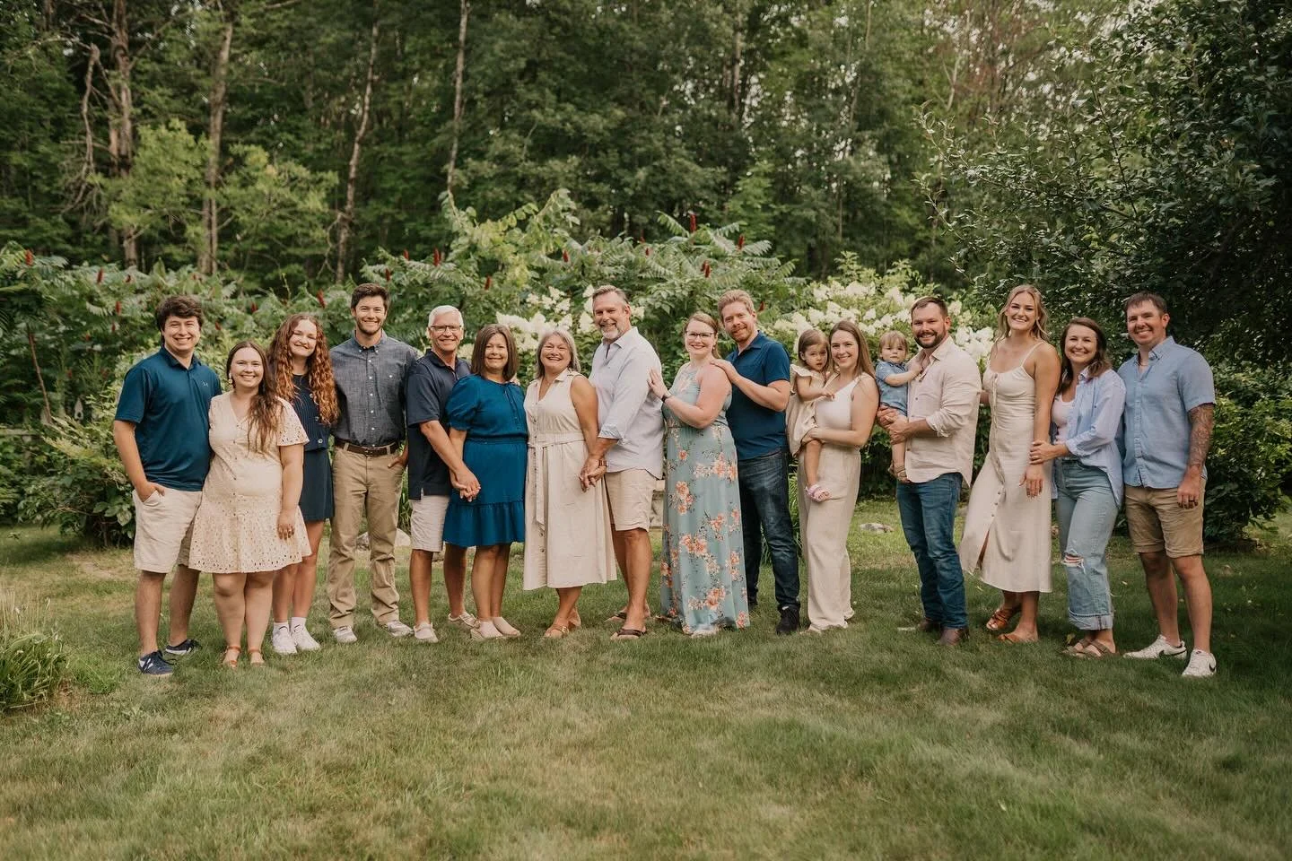 This one might be a record for biggest group session yet! Nothing beats capturing the joy and camaraderie of a family and friend cabin weekend. The Payne/Cluskey families were such a blast to spend an evening with 🫶🏼
