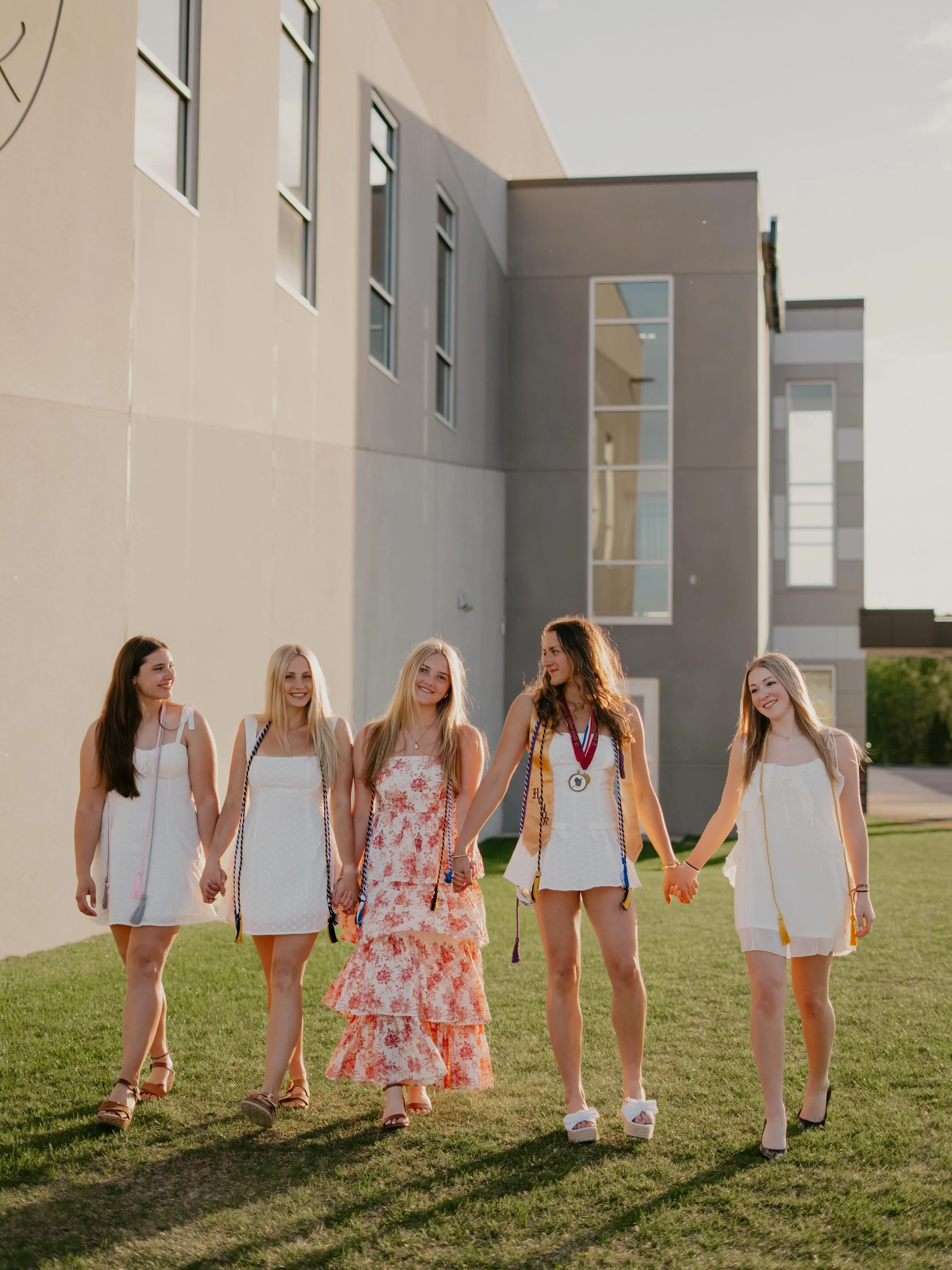 Grad minis are better with your besties! 🎓 Congratulations to all the Hayward seniors on their graduation this weekend!