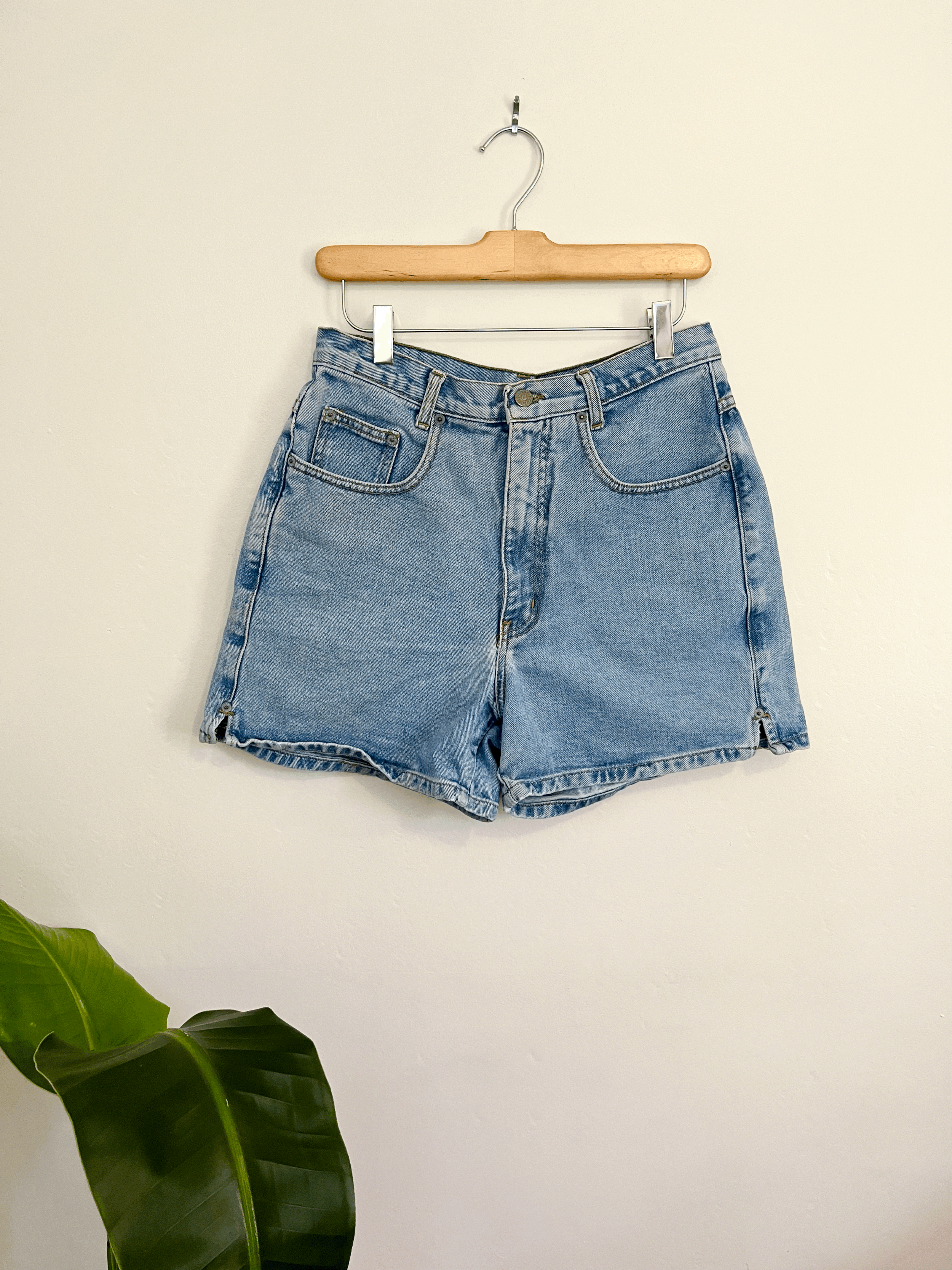 Bill Blass Light Wash Denim Shorts 29”