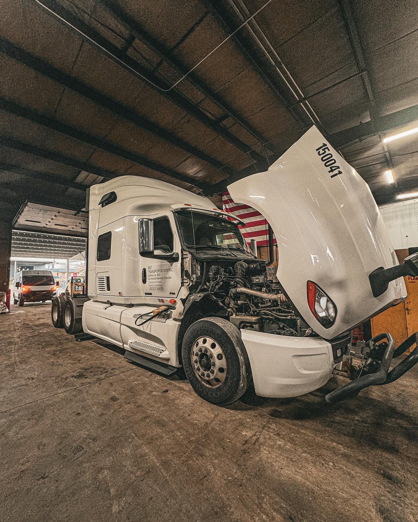 Stranded with a Broken Truck? Our Expert Repair Team Works Magic 24/7! We Get You Back on the Road in Fast! 🚨🚚

#truckdriver #towing #heavytowing #truck #repairshop