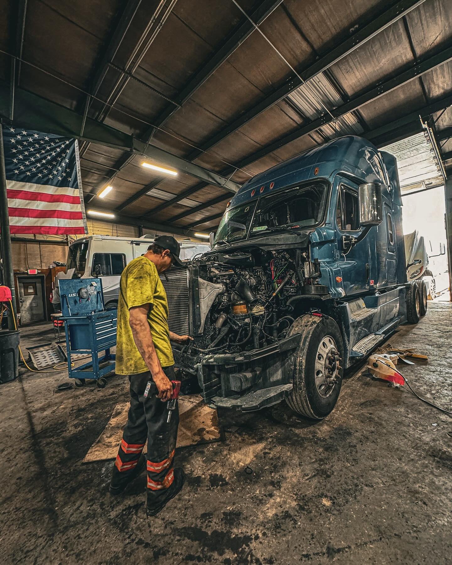 🔥🛠️ Sizzling days in the shop, but our spirits are high as we hustle to get our truckers back on the road swiftly! Here&rsquo;s to cooling down together, one truck at a time. Stay cool, drive safe! 💨🚛 

#TruckLife #heavytowing #repairshop #maryla