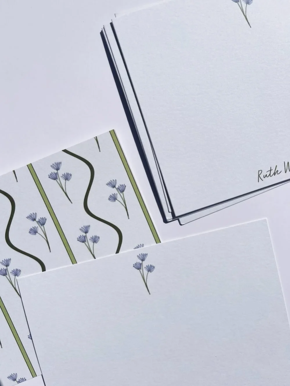 Friday florals 🌷

Our Louise stationery was one of the first designs we ever made, and it&rsquo;s still one of our very favorites!

#stationery #paperdesign #pattern #patterndesign #smallbusiness #lilypaddesignco