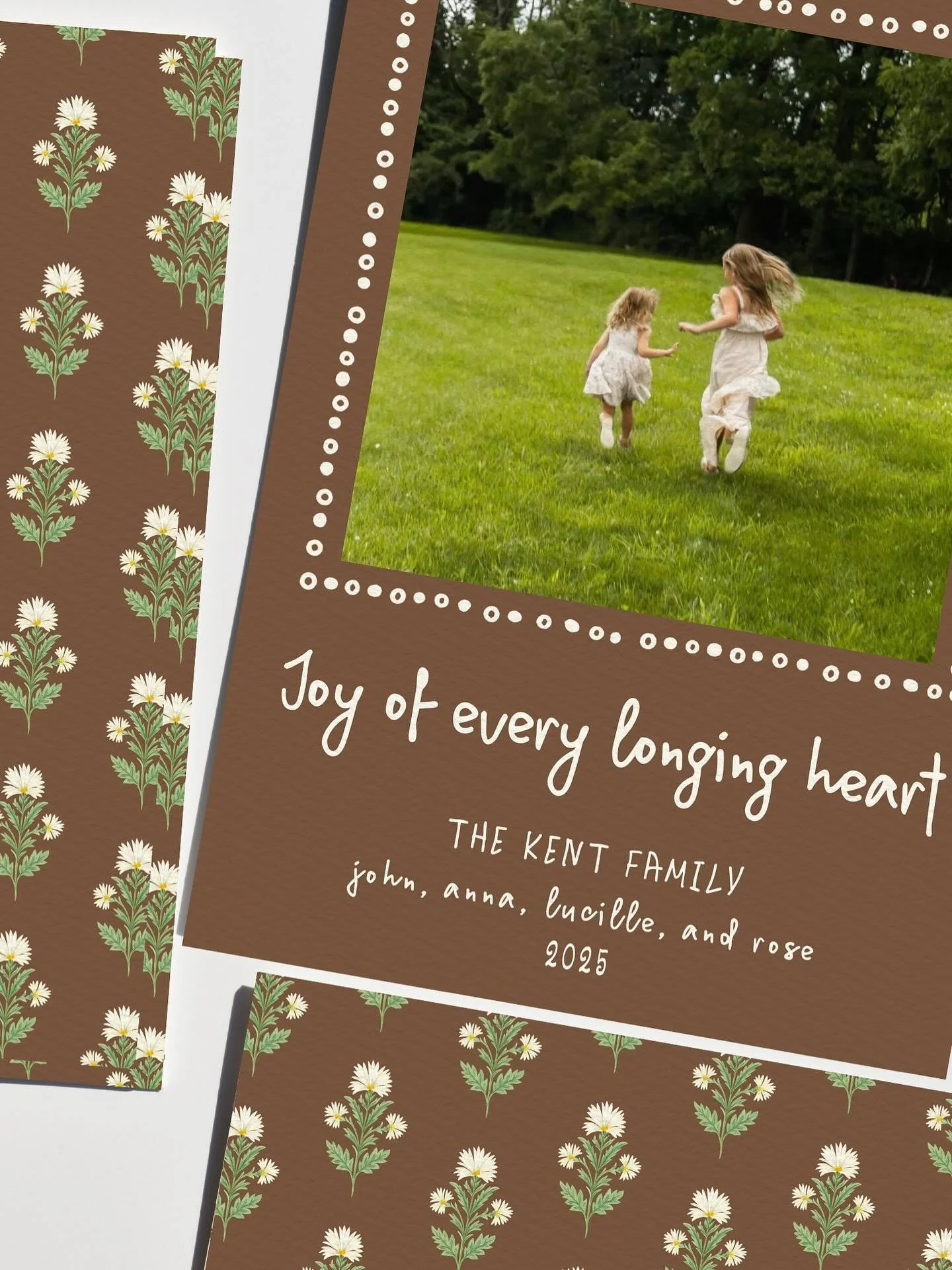 Friday florals 🌼

How are we halfway through November?? Now&rsquo;s the perfect time to order your Christmas cards. Shop online at lilypaddesignco.com! 

#paper #paperdesign #christmascarddesign #chocolatebrown #smallbusiness #lilypaddesignco