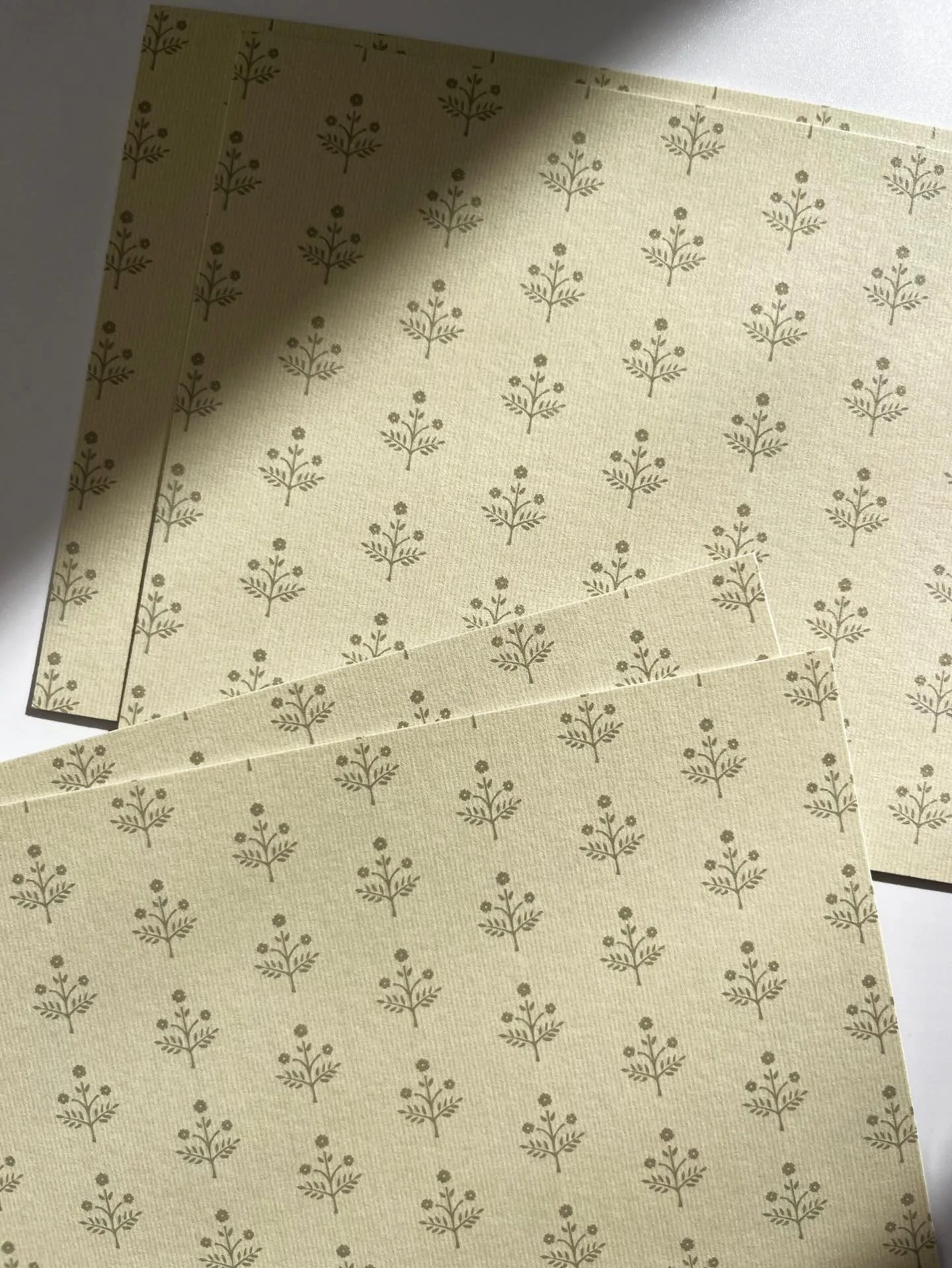 Martha&rsquo;s Floral is a classic and we love her 🫶 available in so many colors at lilypaddesignco.com!!

#lilypaddesignco #paperdesign #custompaper #stationerydesign