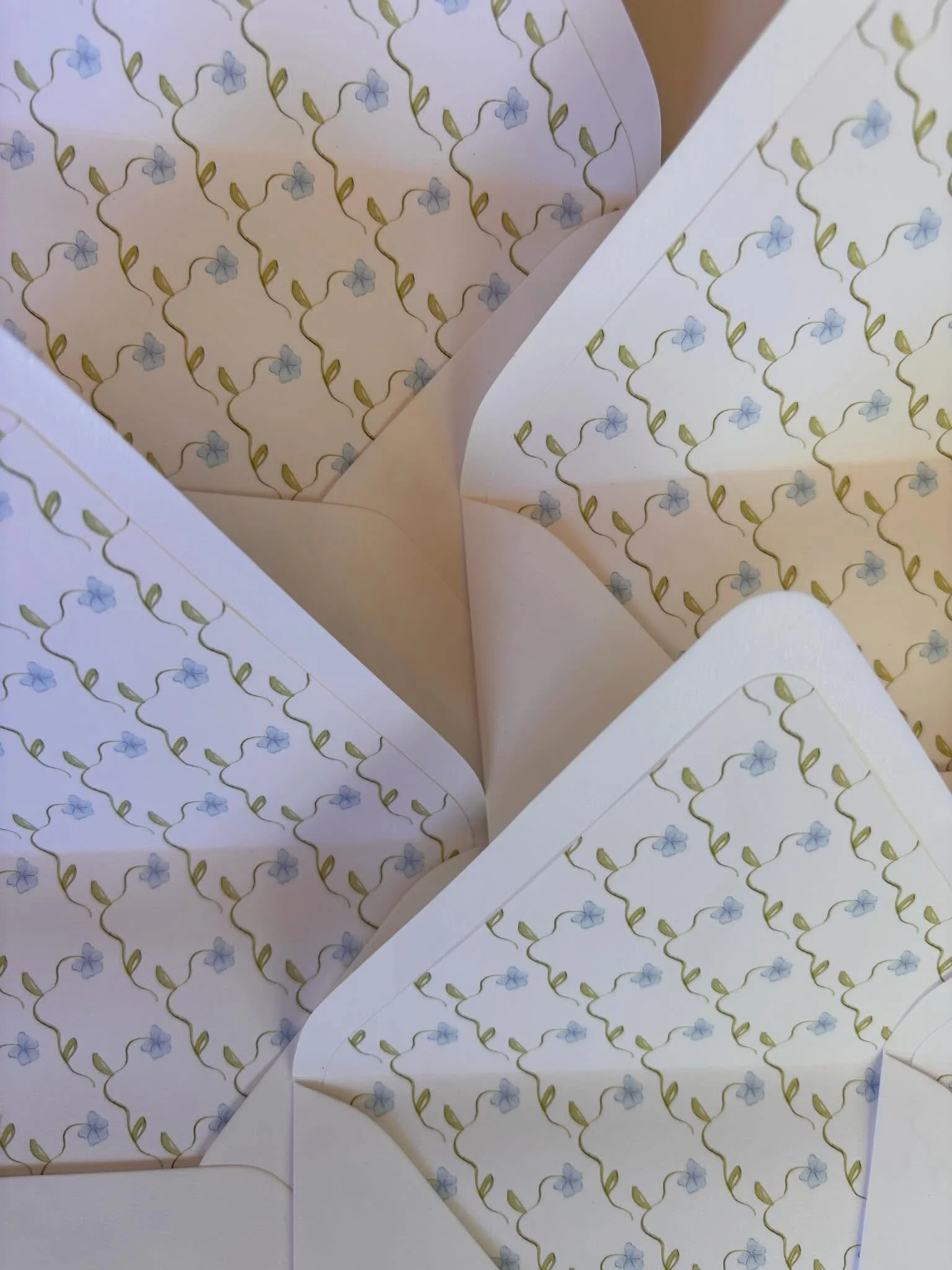Elevate every note with lined envelopes ✨

Shown here in our new Mabel set!

#lilypaddesignco #stationerydesign #custompaper #patterndesign