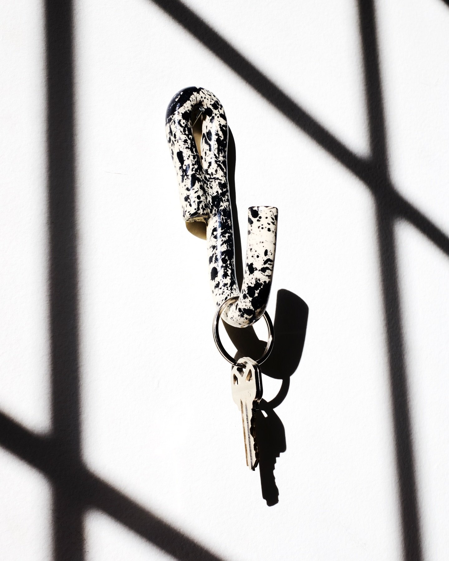 Hooks + muntin shadows + @robynkonichiwa ✨✨✨

📷: @ohhellowlo