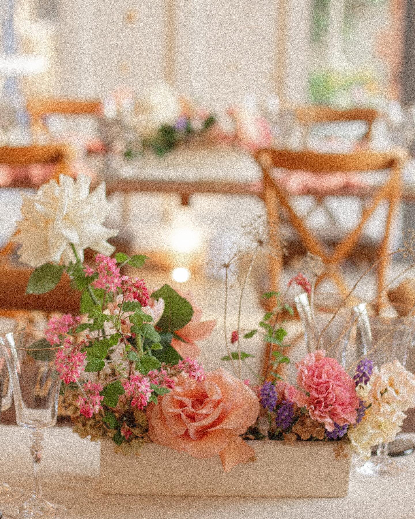 Delicate Spring florals, with a hint of Autumn 🌷🍂

Florals for a dinner date night, hosted by @kalmkitchenltd for couples marrying in Autumn &amp; Winter. With that, we wanted a nod to their chosen season, however as we are currently in Spring, it 