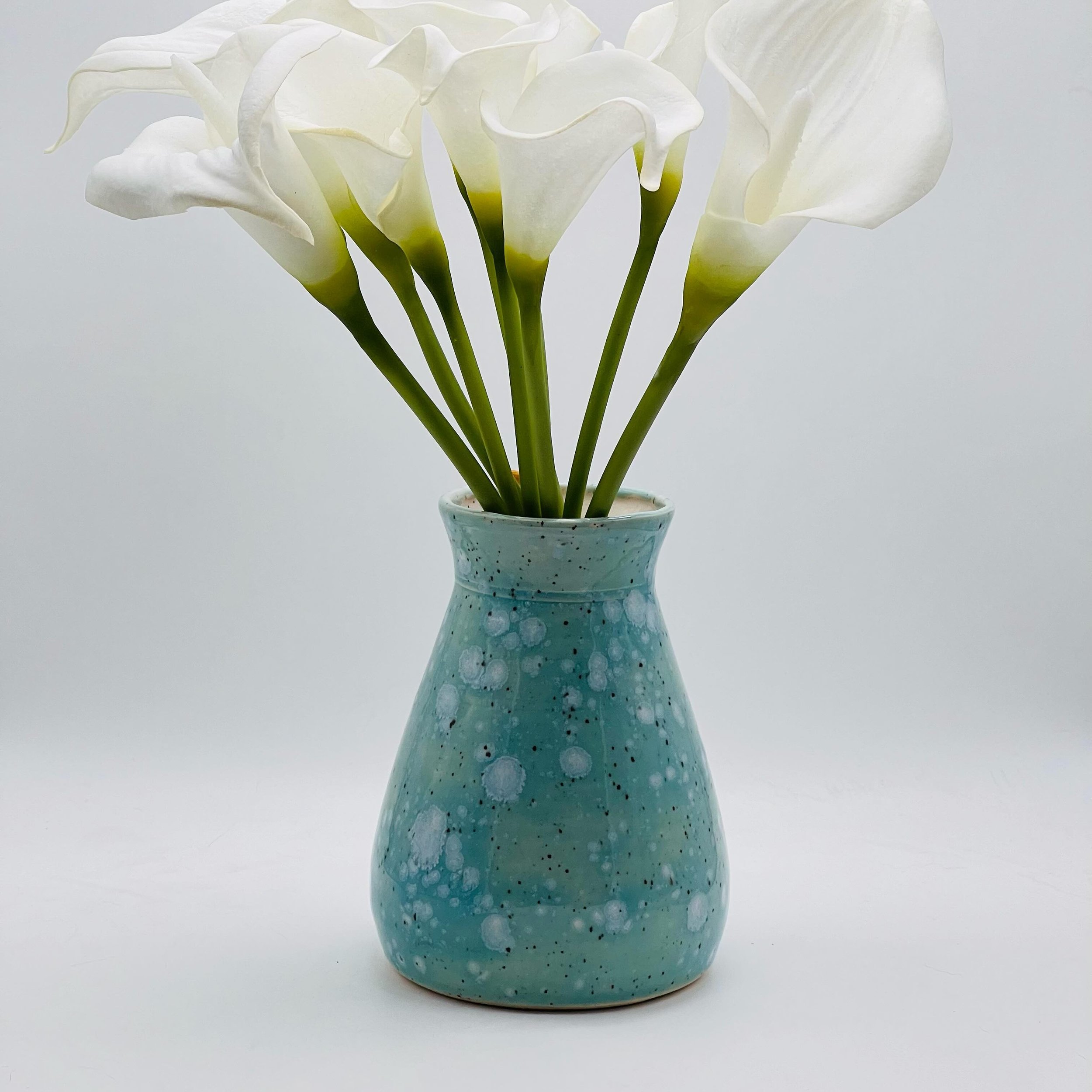 Dreamy blue vase in speckled clay. The crystals in the glaze bloom to white puffs giving this vase a soft quality. 
.
.
.
#bluevase #blueceramics #bluevases #blueaesthetic #blueandwhite #blueandwhiteforever #blueandwhitelove #brunchdecor #tabledecor 