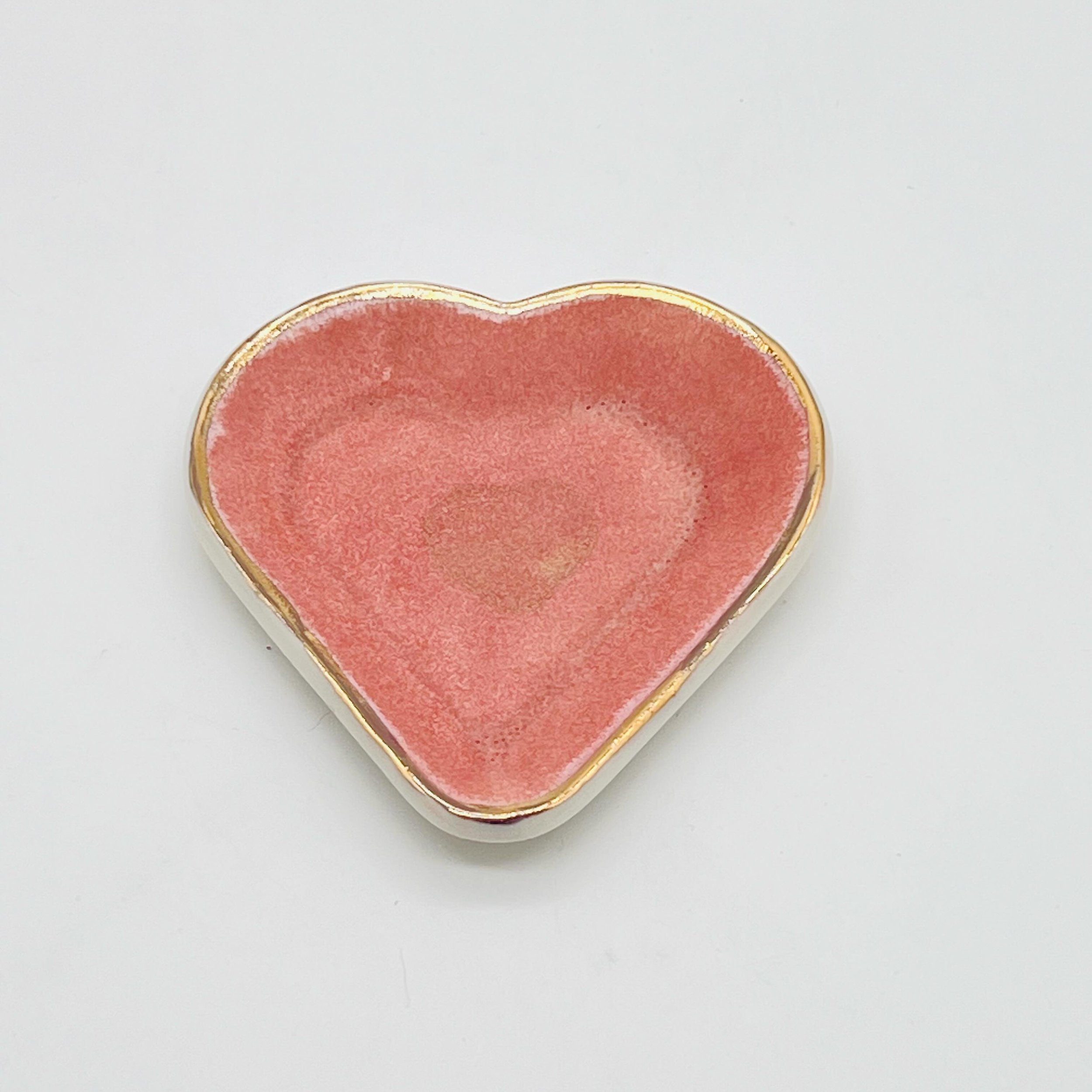 A simple heart in muted pink. Understated yet fierce. 💖🌸💕 Perfect for mom. 
.
.
.
#pinkheart #pinkhearts #heartdishes #heartdish #giftformom #mothersday #trinketdish