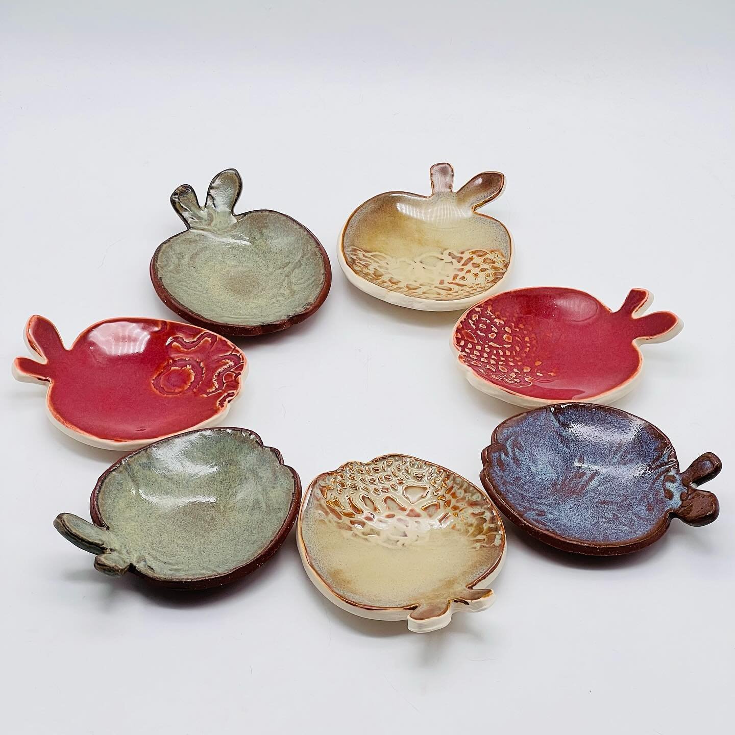 How about them apples? 😍🥰❤️
.
.
.
#ceramicdishes #ceramicapple #appledishes #apples #spoonholder #spoonholder #teabagdish #teabagholder #teabagholders #tinydishes #smalldish #smallplates #tinyplates