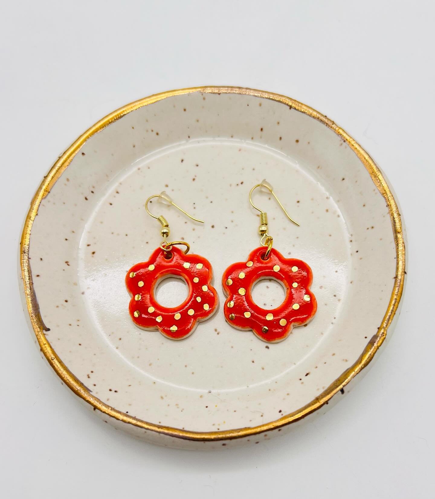 Bold and beautiful. Earrings that add pop and sparkle to complete your look. 🌟❤️😍
.
.
.
#ceramicearrings #orangeandgold #orangeearrings #orangegold #goldluster #goldlusterceramic #giftsformom #sparkleearrings #earringstyle #uniqueearrings