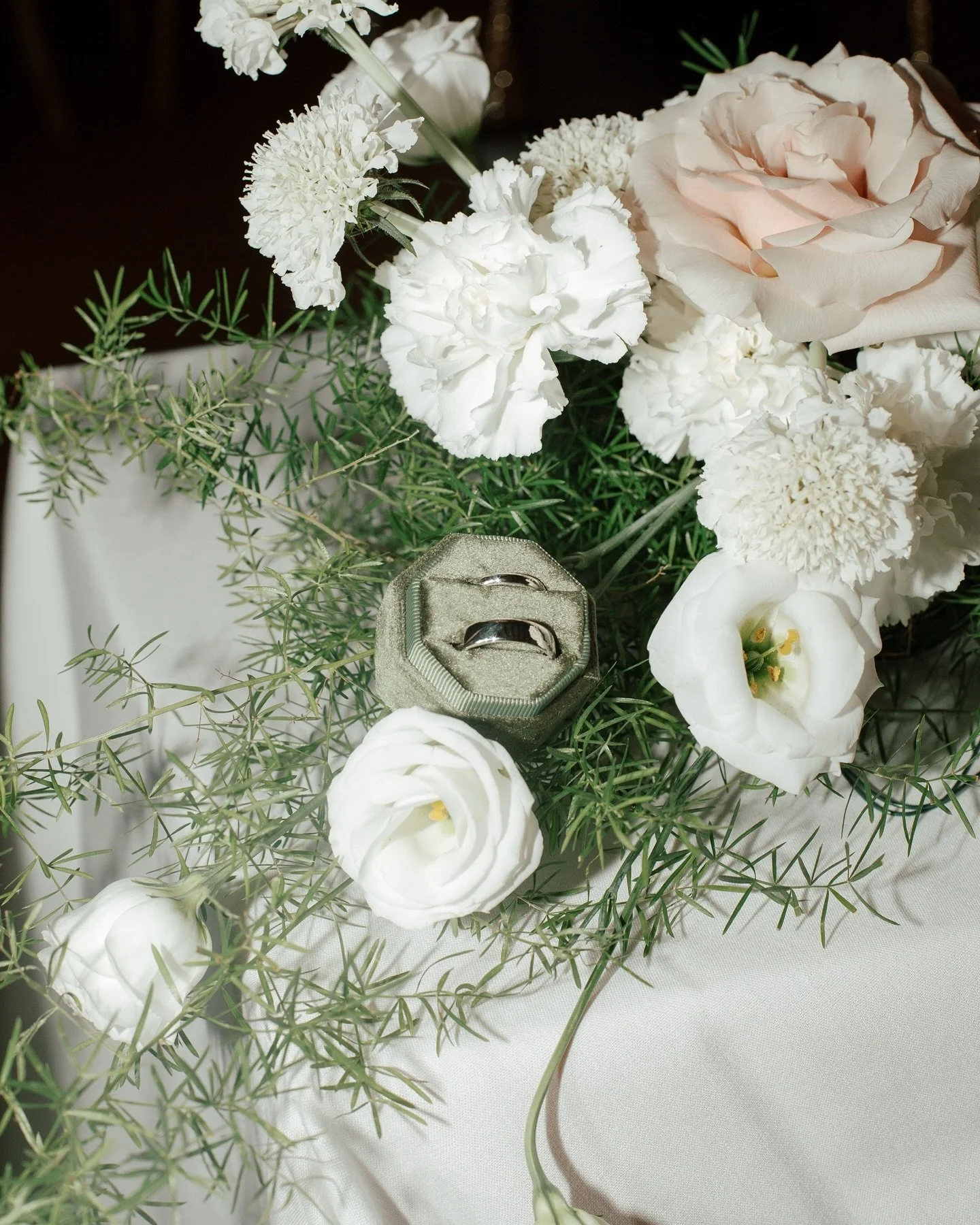 Playing around with the rings during quiet moments has become one of my favourite things. I love finding creative ways to personalize the photos. Of course with the florals and flatlays, but in this case also with wine, which I learned is a passion f