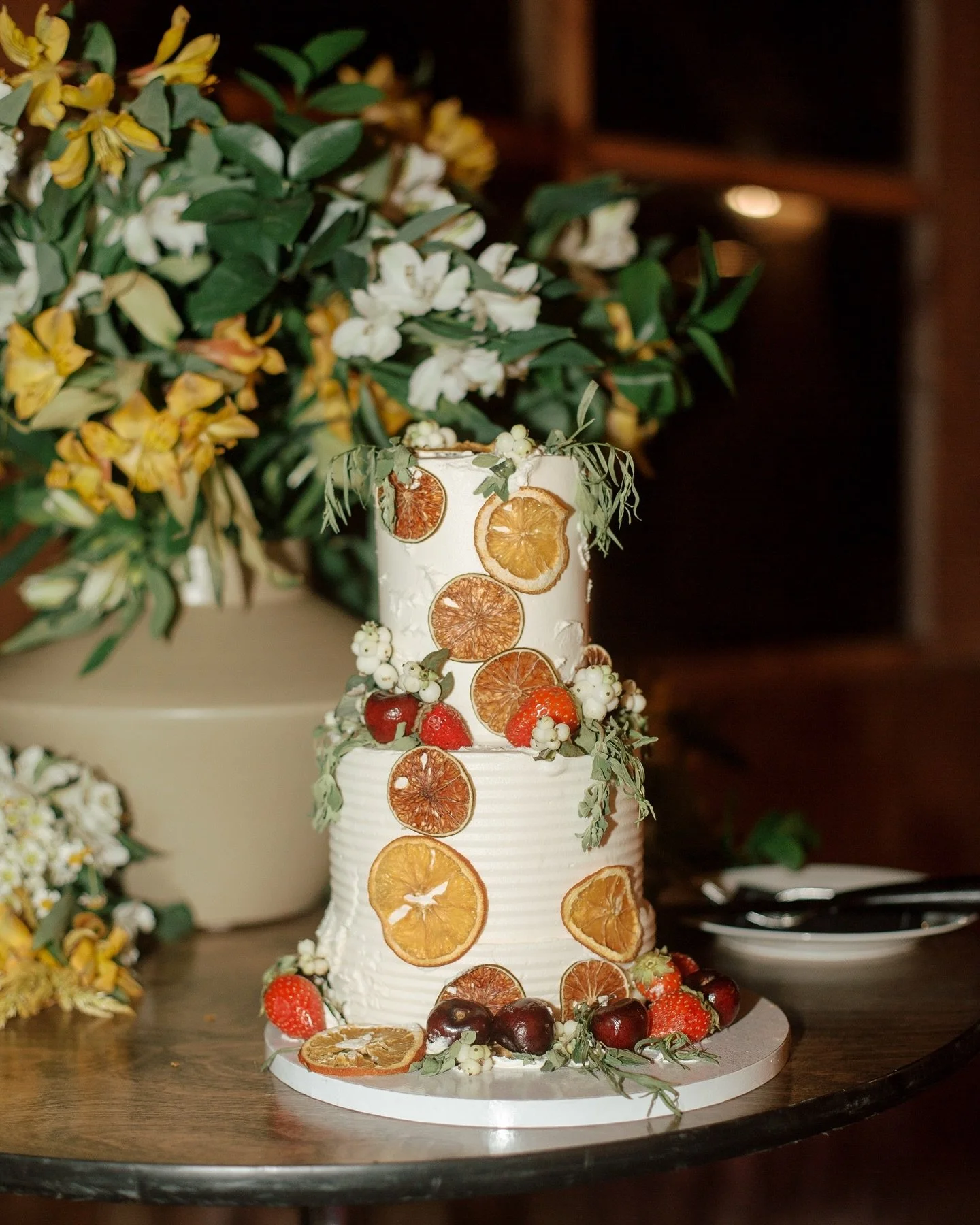 A moment for this vegan work of art! 

Charlie and Megan just received their gallery, so sending them off with a last post about their beautiful wedding at La Pont Couvert in La Conception, QC. 

Cake by @wickedbakehouse 
Second photographed for @ste