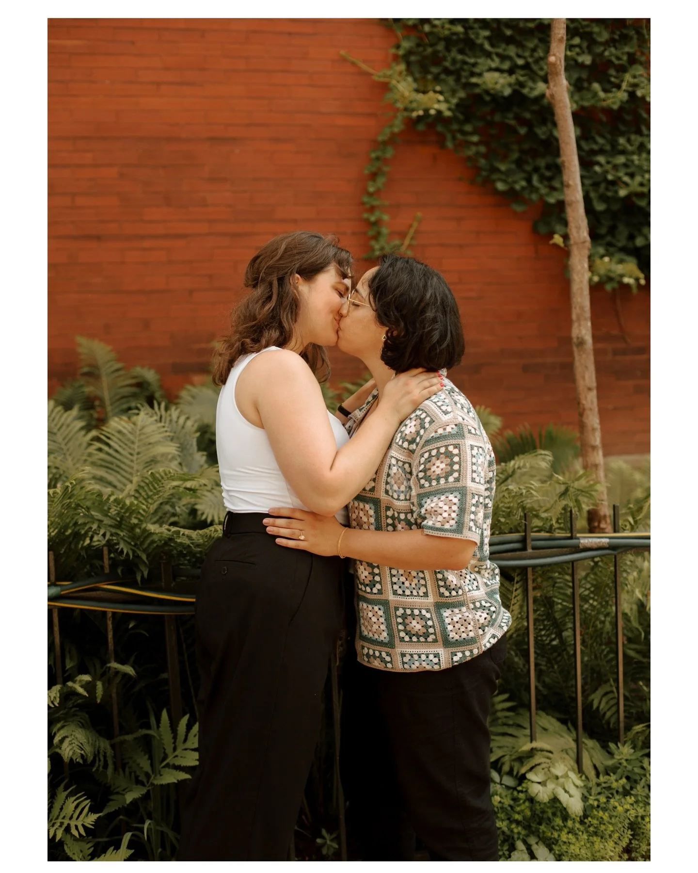 Feed&rsquo;s getting wintry so here&rsquo;s a little throwback to this scorching engagement session! There&rsquo;s so much warmth and happiness in these photos, taken across Montreal&rsquo;s plateau. 

.
.
.
Keywords: Montreal engagement photographer