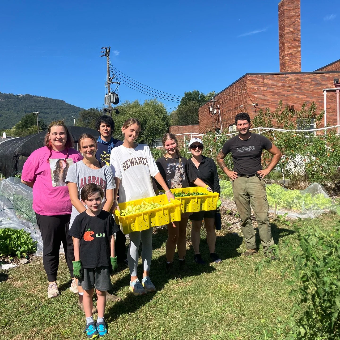 Thank you to Dr. Burners Environmental class @sewanee_univofthesouth for coming out and helping us harvest all our remaining hot and sweet peppers as we shut our summer crops down! This class harvested over 40lbs of peppers today! Also peep the last 