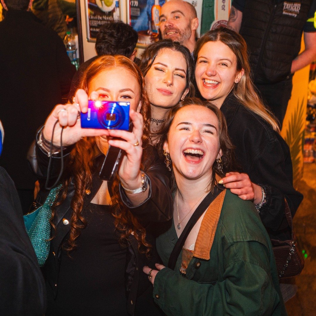 Smile for the camera and capture this moment of pure joy and laughter! 😁
.
#taylorsgalway #connacht #livemusic #pint #galway #nightout #party #galwayireland #beergarden #cocktails #nighttime #weekend #weekendvibes #weekendmood #cocktailtime #livemus