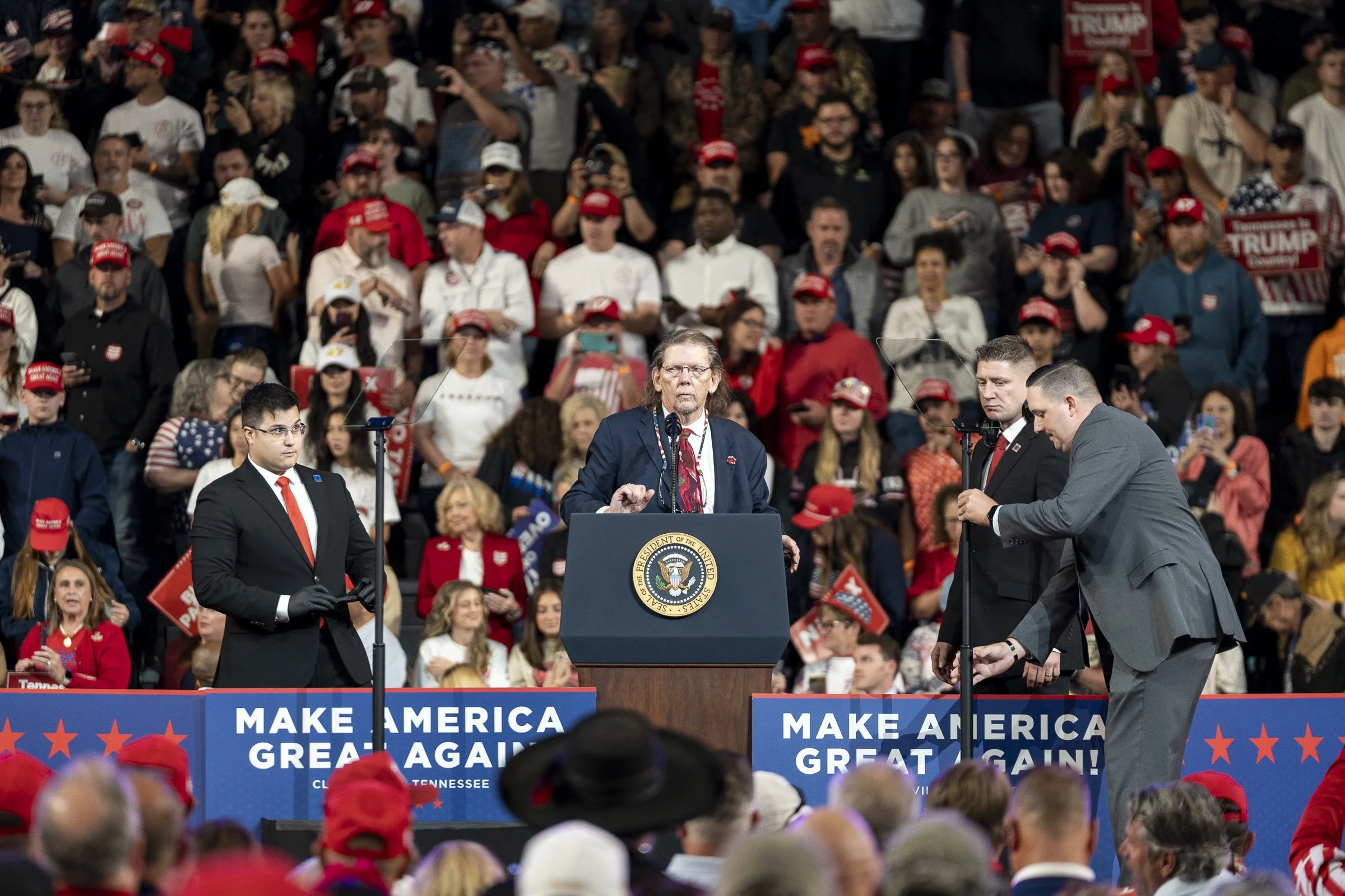  White house employees arrange the microphone and teleprompters for President Trump’s arrival. 