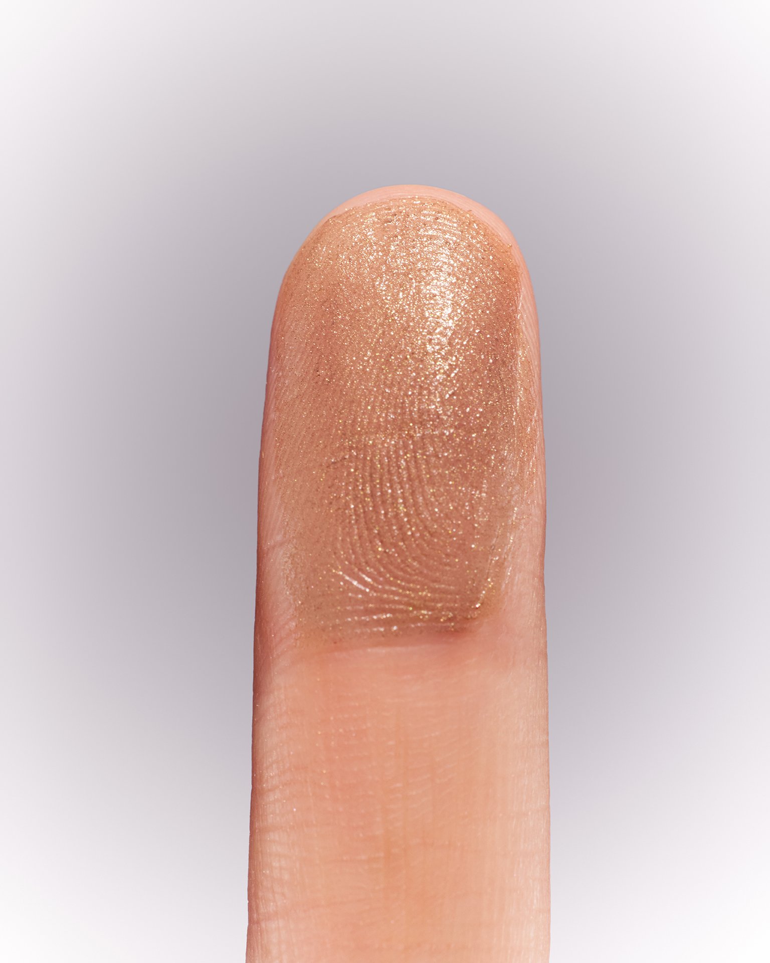 2_RATIONALE BEAUTIFUL BALMS BRONZE_Finger.jpg