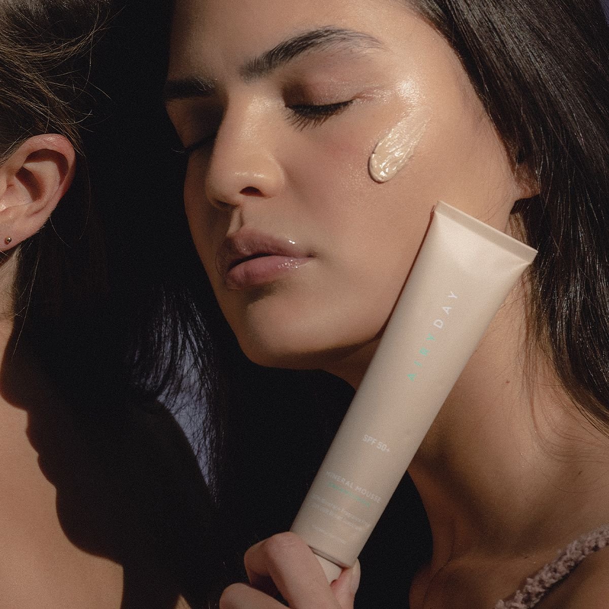 clear_as_day_model_01_0001_airyday_mineral_mouse_spf50_dreamscreen_-_face_sunscreen_05.jpeg