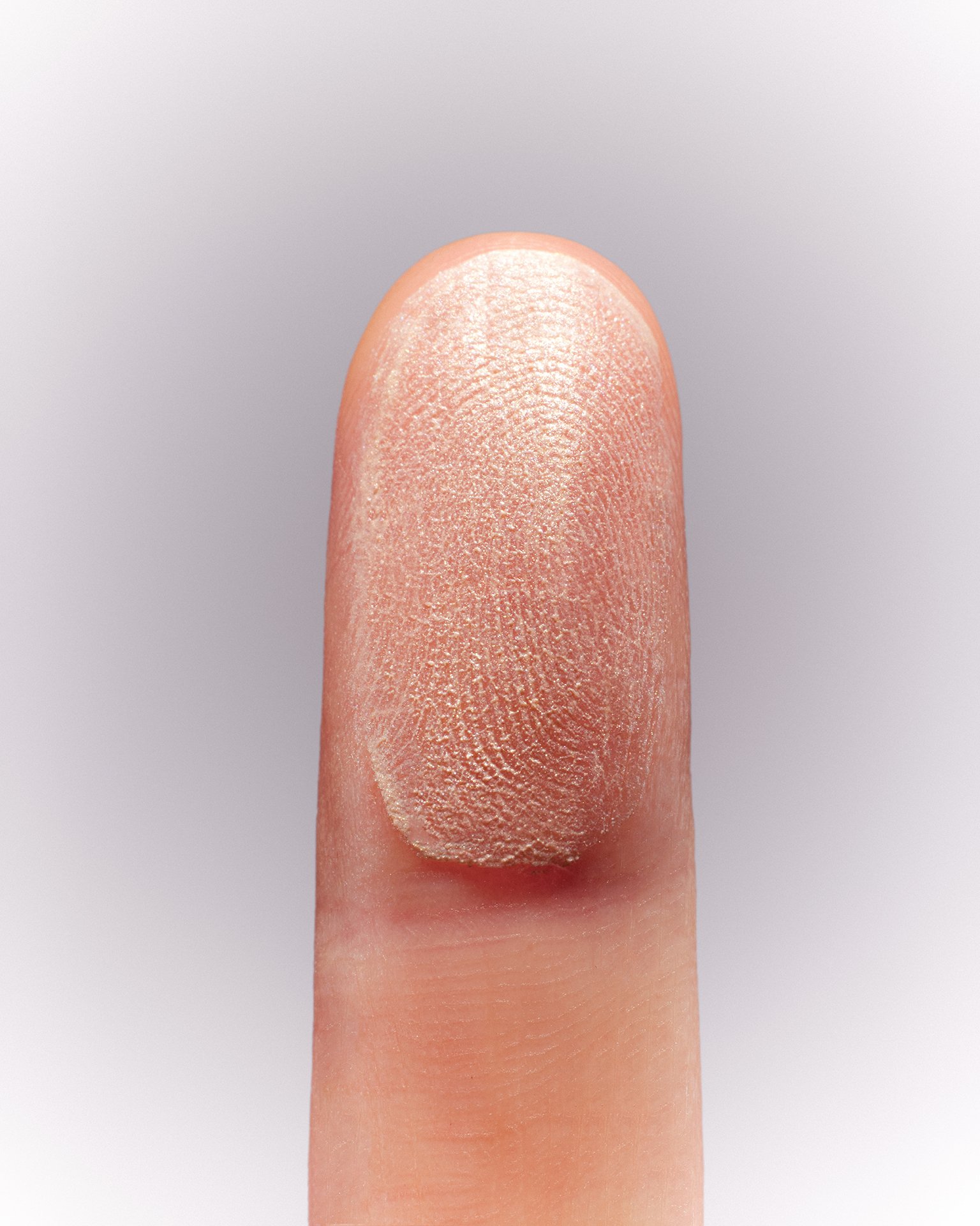 2_RATIONALE BEAUTIFUL BALMS LIGHT_Finger.jpg