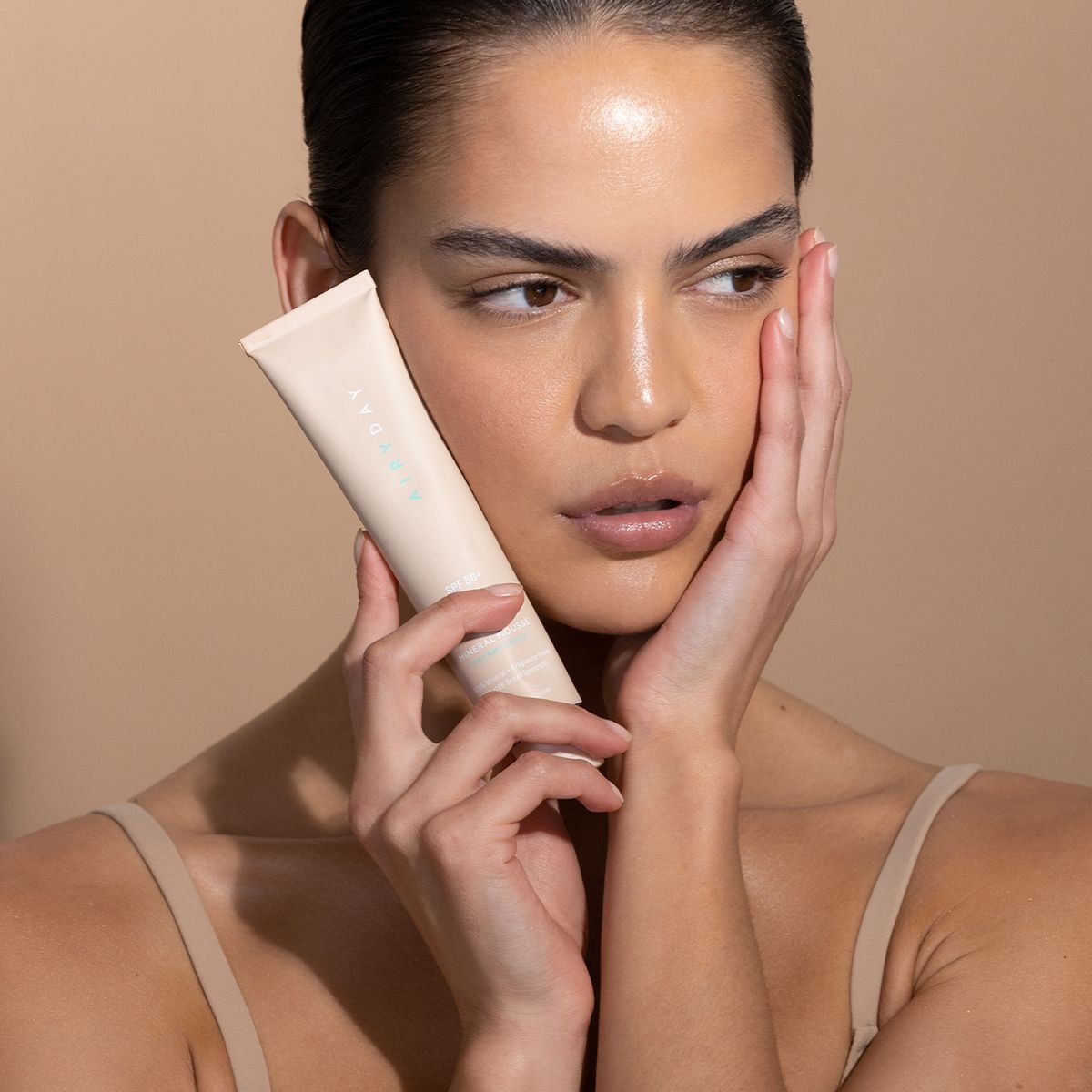 clear_as_day_model_01_0002_airyday_mineral_mouse_spf50_dreamscreen_-_face_sunscreen_03.jpeg