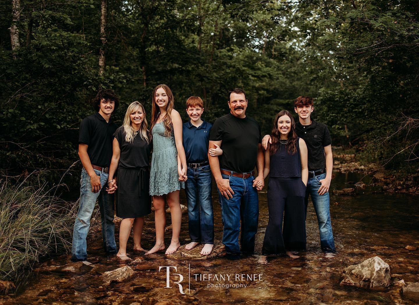 Fall family portraits are beautiful but Spring/Summer sessions are too!! 😍