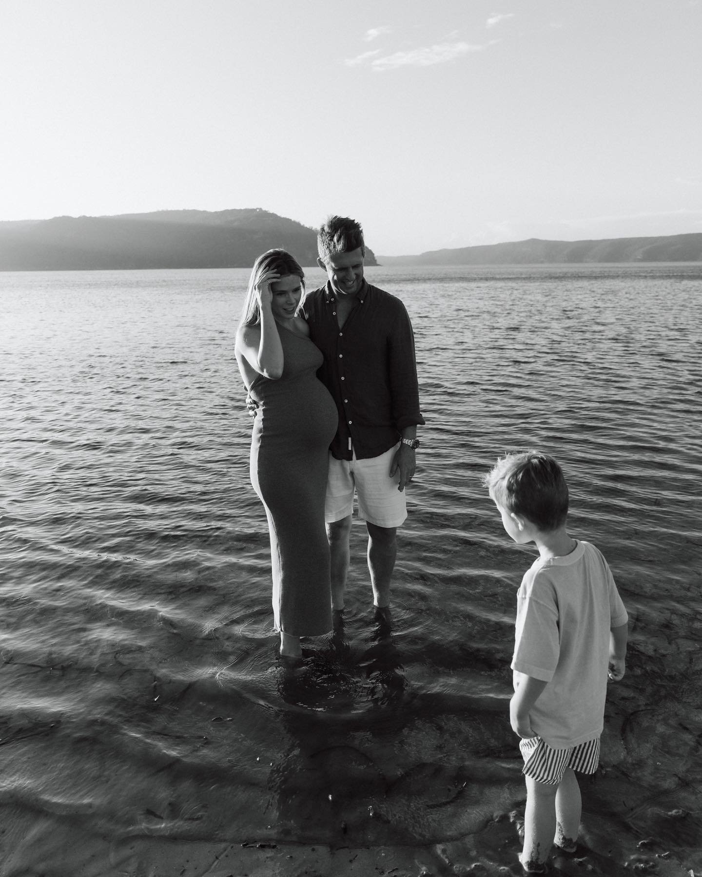 Just a few weeks before three became four with the most beautiful, loveliest family you&rsquo;ll ever find. Loved capturing these special moments so so much ✨🐚

#sophiethompsonphotography