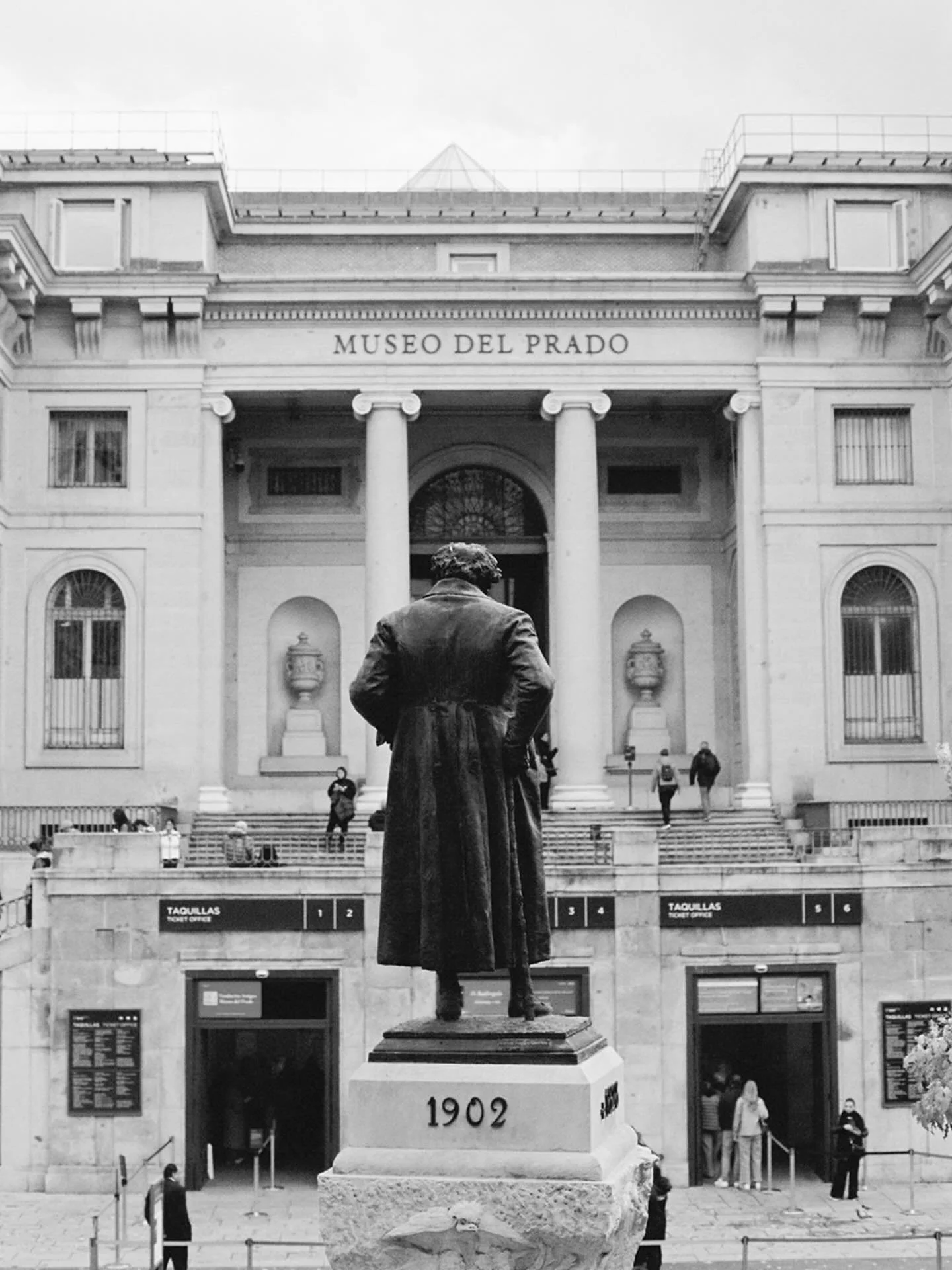 Autumn in Madrid, on film 🎞️ 

Nov, 2025
#sophiethompsonphotography #35mm #portra400