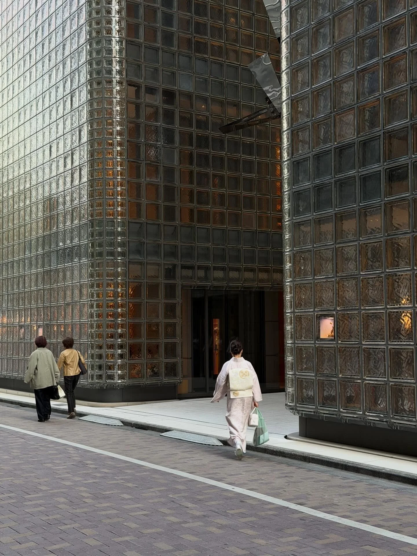 More from Tokyo and its magic. Some highlights from days 3 &amp; 4. We did Team Labs, Tsukiji Market and a lot of Ginza strolling/shopping. What a dream! 

Already thinking about when we can bring the boys back with us, next time we&rsquo;re staying 