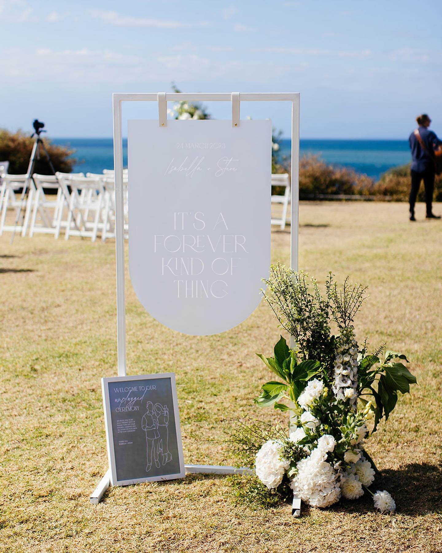 Ooh, I am so excited to share these wonderful photos from Isabella &amp; Steve&rsquo;s wedding from earlier this year! 🤍

The brief was simple, a minimal, classic design, with an elegant typeface across all pieces, which included welcome, seating ch