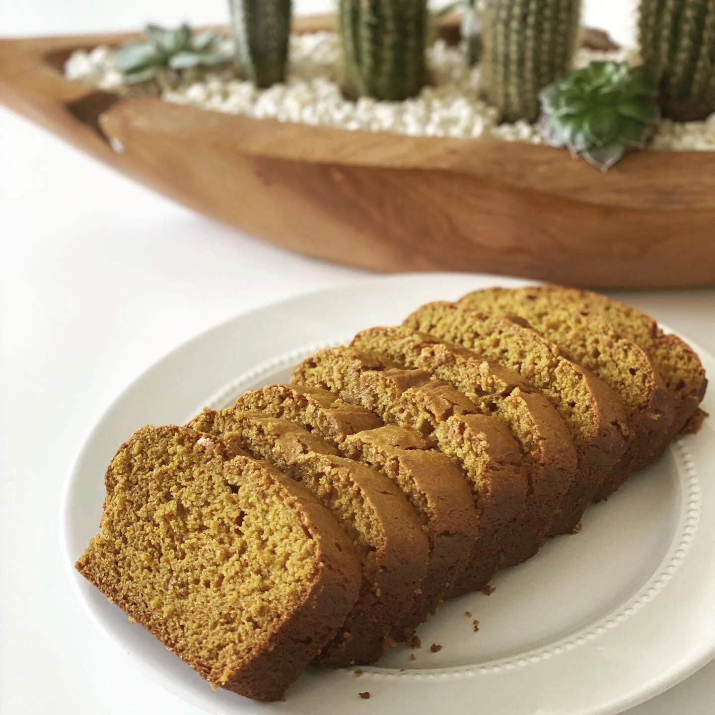 Low-sugar pumpkin bread for chilly mornings like today 🧡 pumpkin is one of my go-to sources for vitamin C, potassium and vitamin A. 

What are your favorite pumpkin recipes? 

#foodfacts #comfortfood #winterfoods #pumpkinspiceeverything #pumpkinbrea