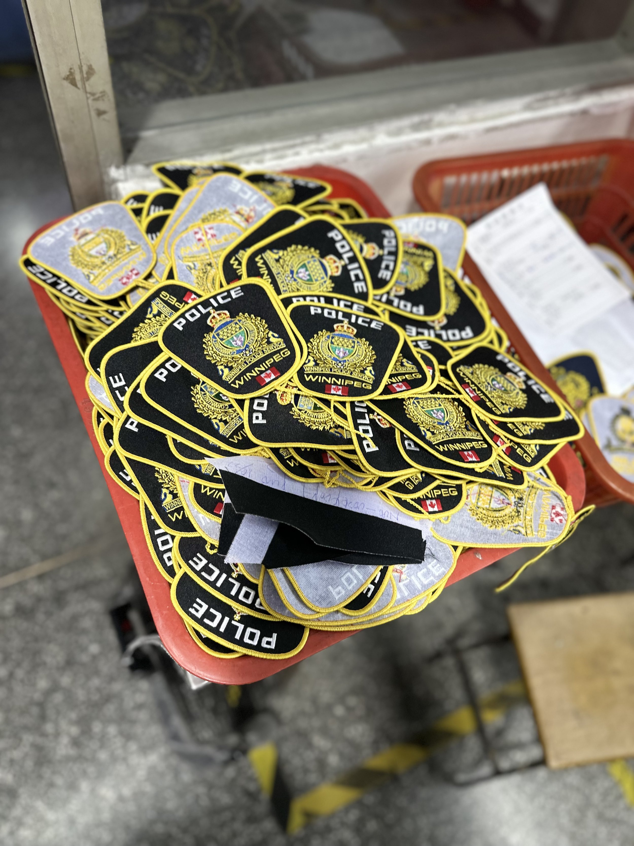 Tehdas valmistaa myös laadukkaita kangasmerkkejä.