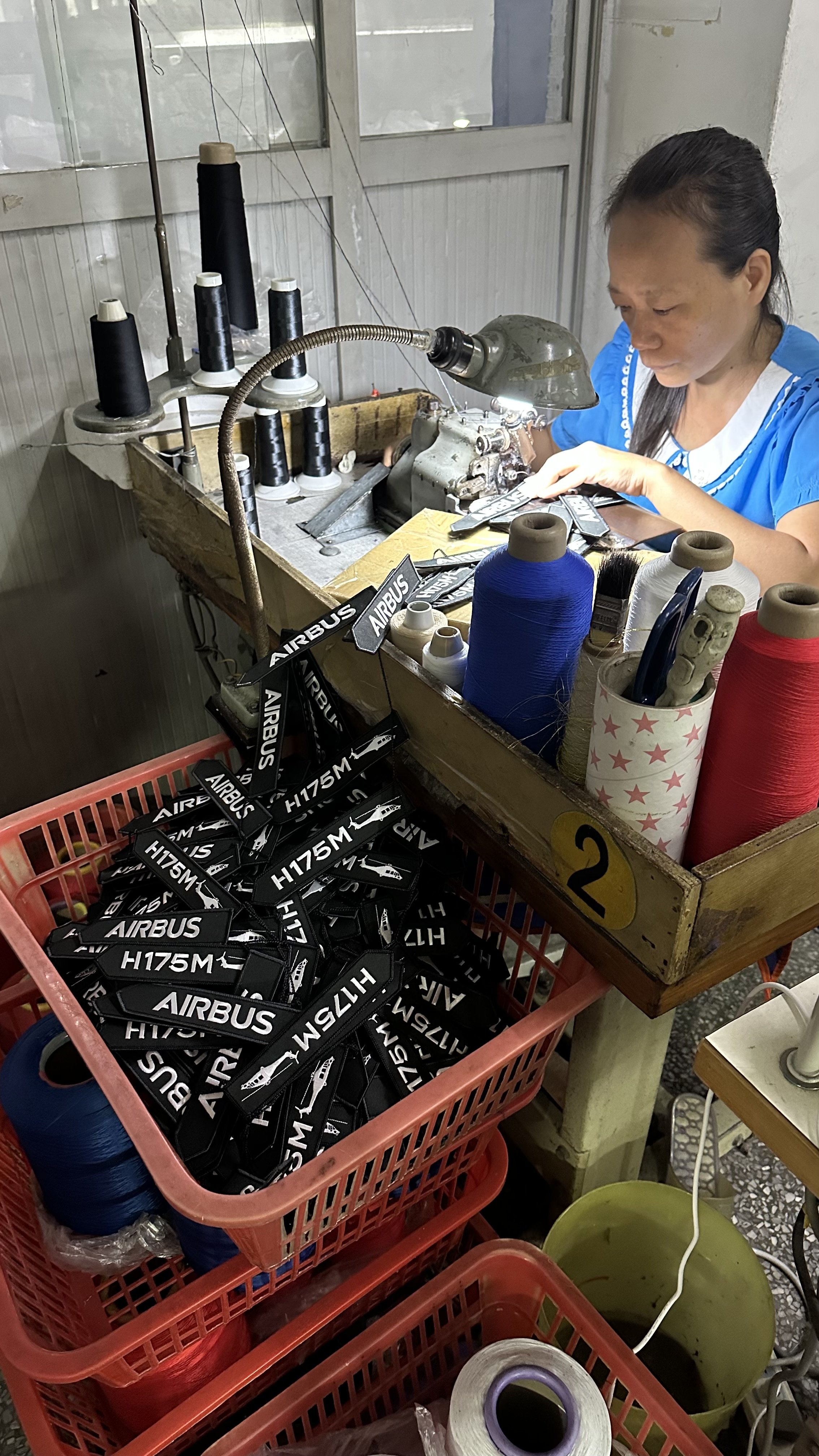 Kangasmerkkien valmistusta Airbus H175M -helikopterilentäjille.