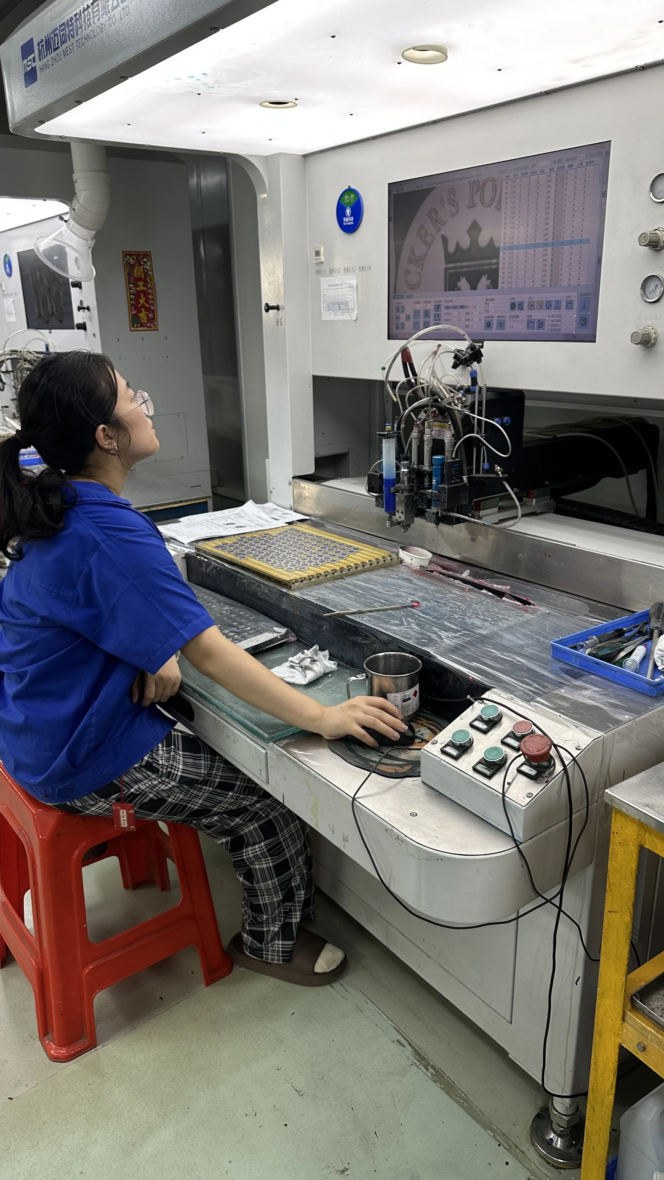 Pehmeän emaloinnin täyttöä koneellisesti.