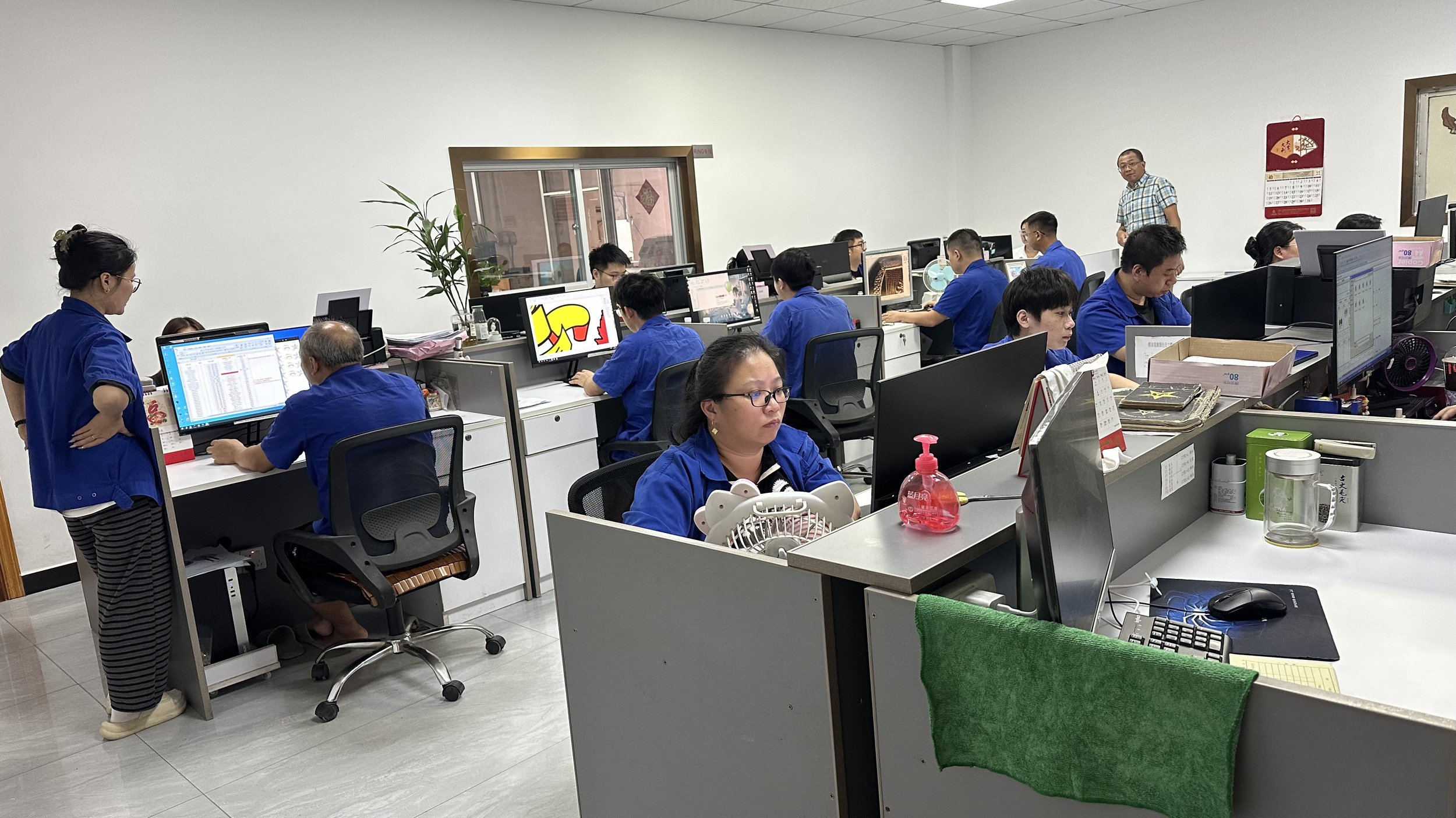 Graafisten suunnittelijoiden huone. Valmistajalla on myös erillinen 3D-suunnitteluun erikoistunut työryhmä.