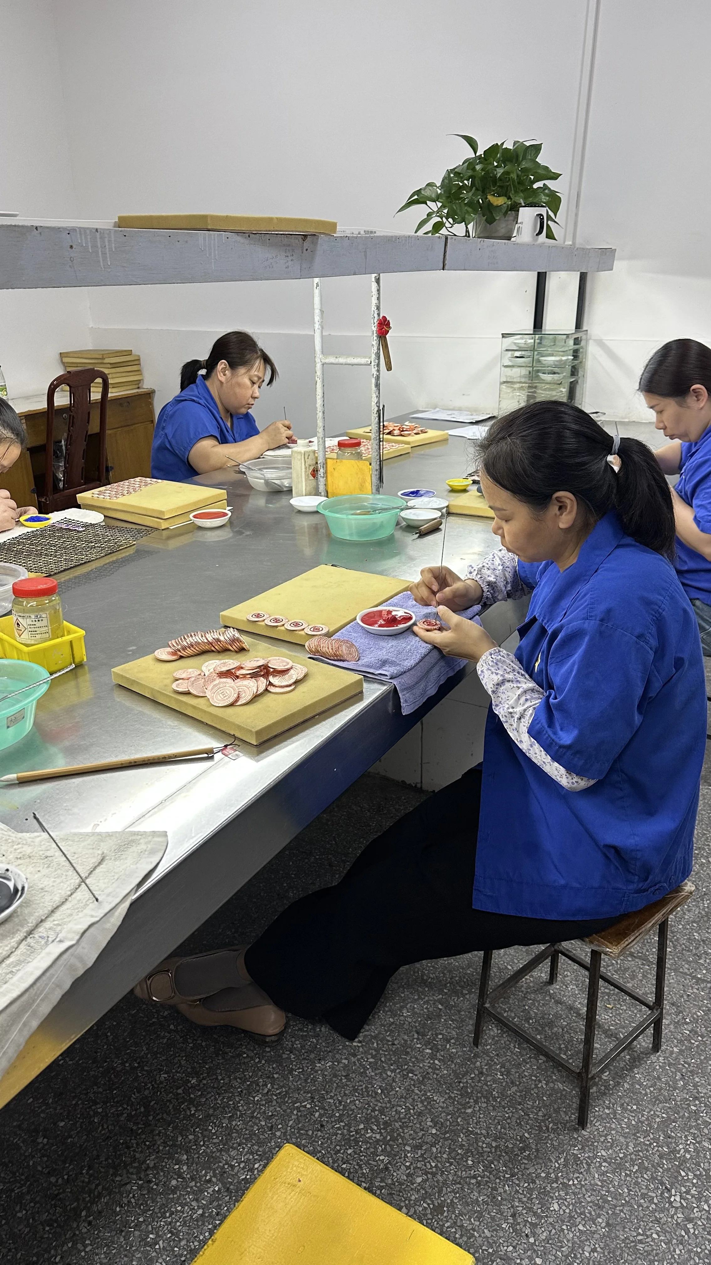 Kova emilointi tehdään aina käsityönä.