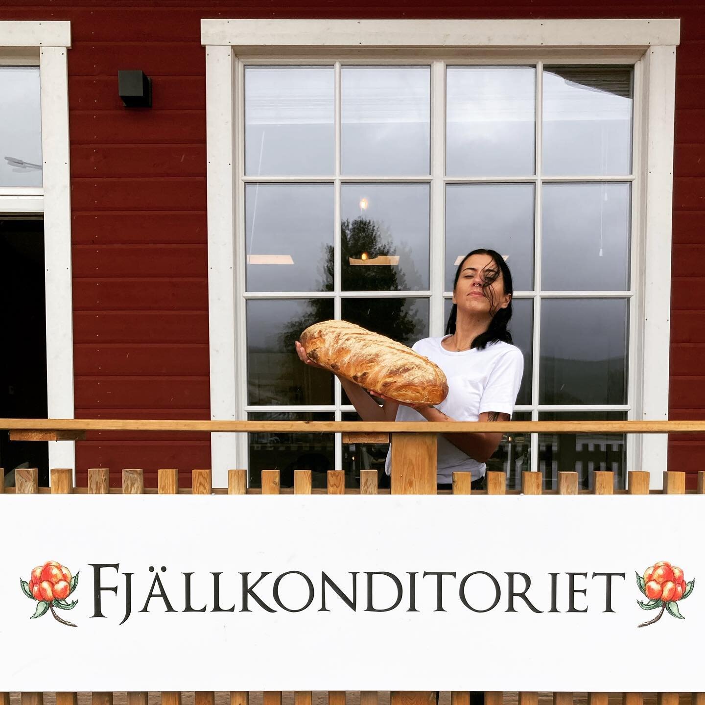 God morgon Lofsdalen! 😁We open till 18:00 so let&rsquo;s chill with @fjallkonditorietlofsdalen on this rainy Sunday 🙂☺️😎🌦️