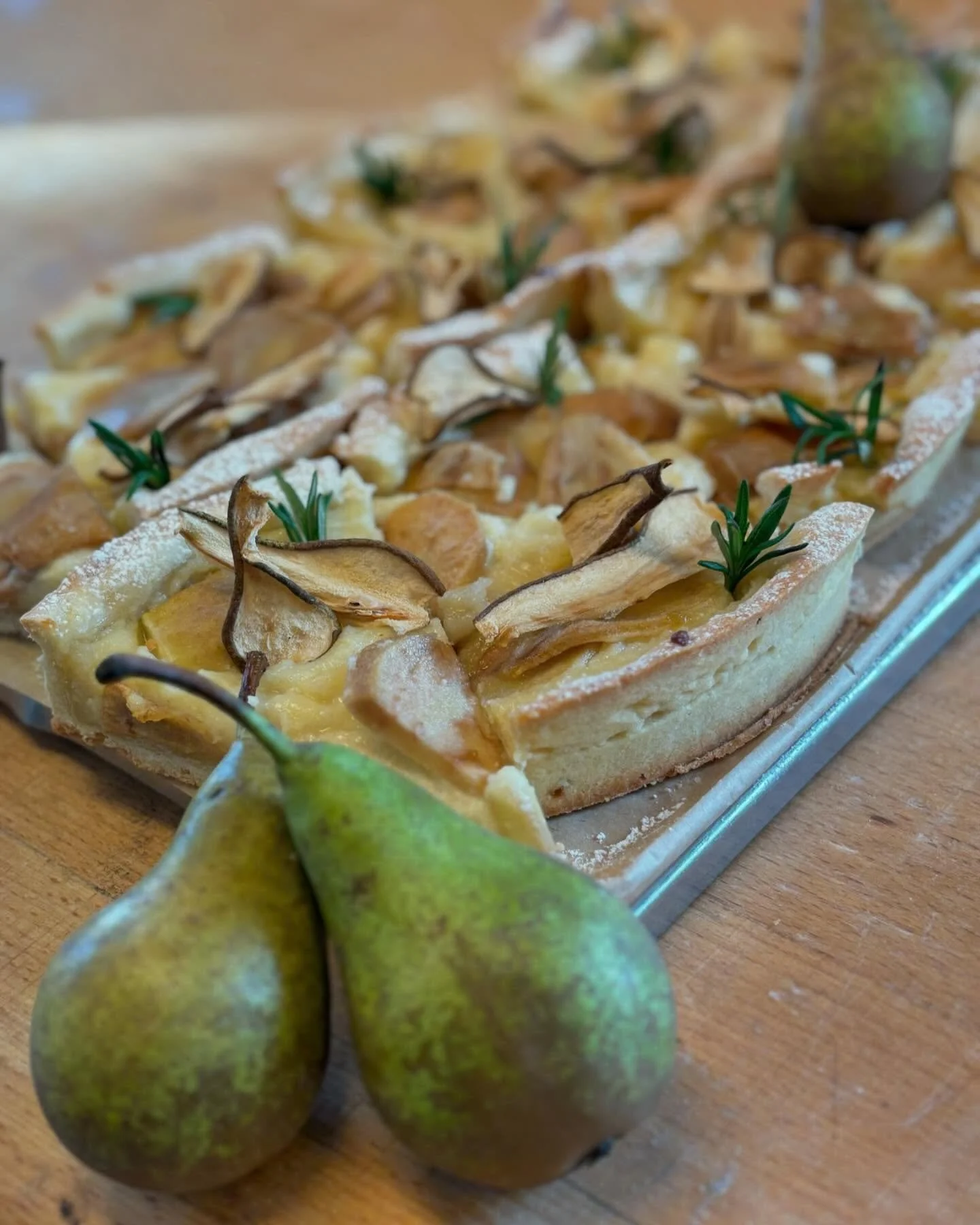 🇫🇷 Har du provat Tarte bourdaloue? Det är en slags fransk mördeg fylld med en vaniljkräm blandad med mandelmassa toppad med päron. Såklart är det vår franska konditor Tanya som bakat 🍁 Uppfyllt även med t&