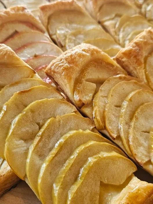 Nu har vi nygräddad fransk äppelpaj med mindre socker🍎perfekt för en höst fika🍂