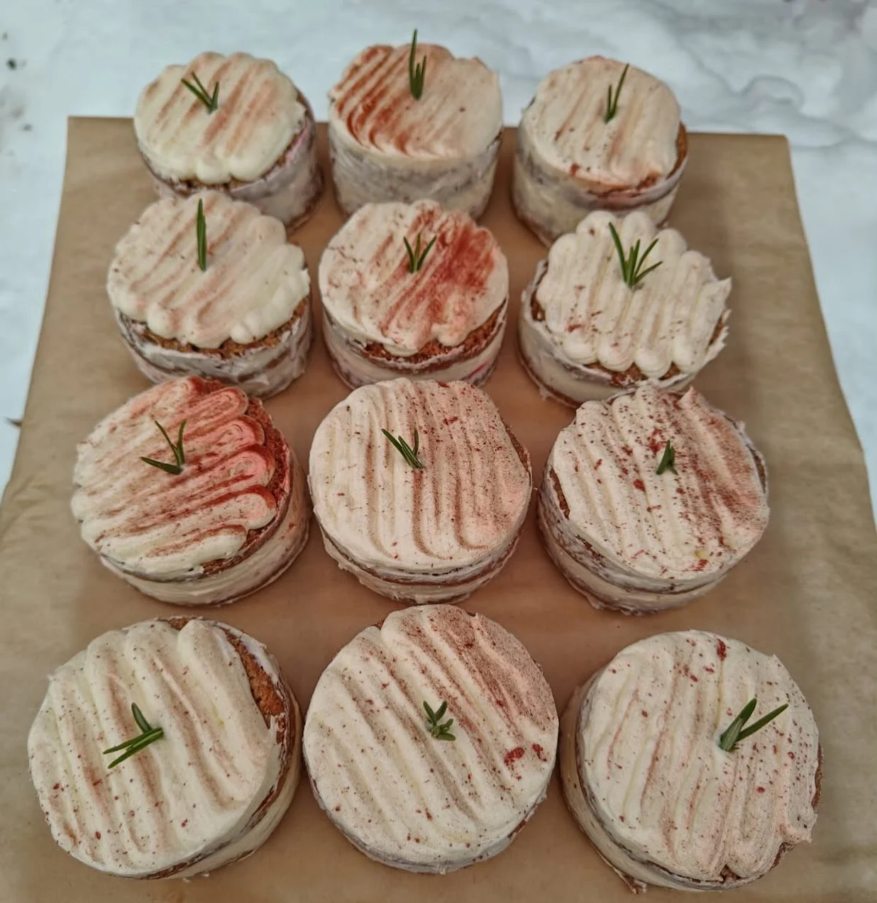 Nytt fr&aring;n bageriet, kom och prova v&aring;r pepparkaksbakelse!  Mjuk pepparkaka, lingoncurd och cream cheese glasyr.
Perfekt f&ouml;r en julfika!🎄