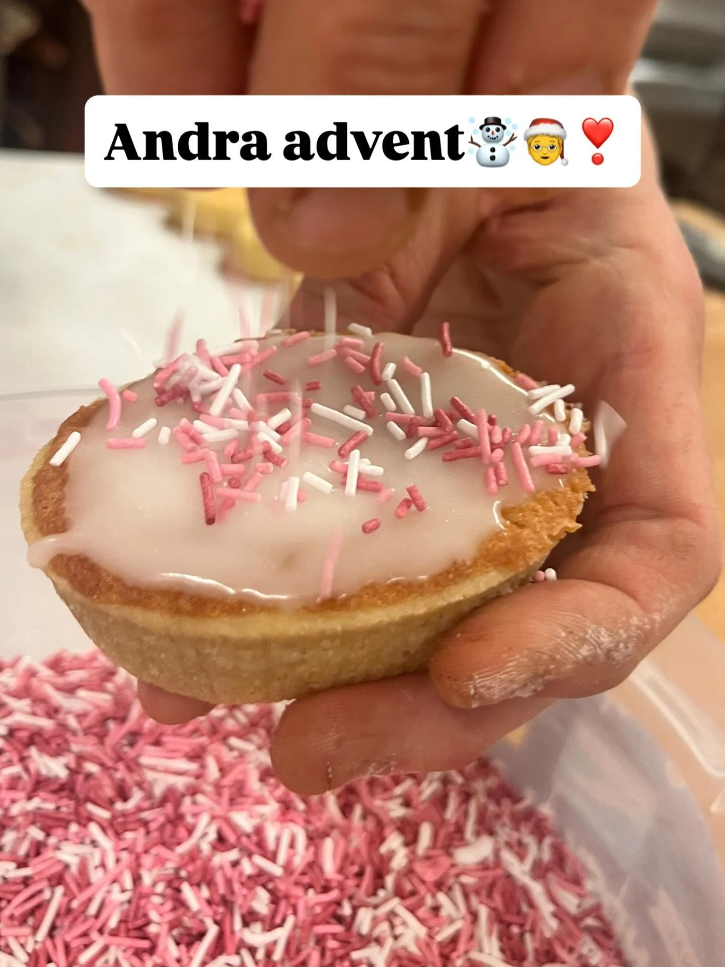 V&auml;lkommen in till oss p&aring; en advents fika idag, vi har &ouml;ppet 09-16❣️ 
Om ni kommer f&ouml;rbi testa g&auml;rna v&aring;ran senaste nyhet, polka mazarin😋