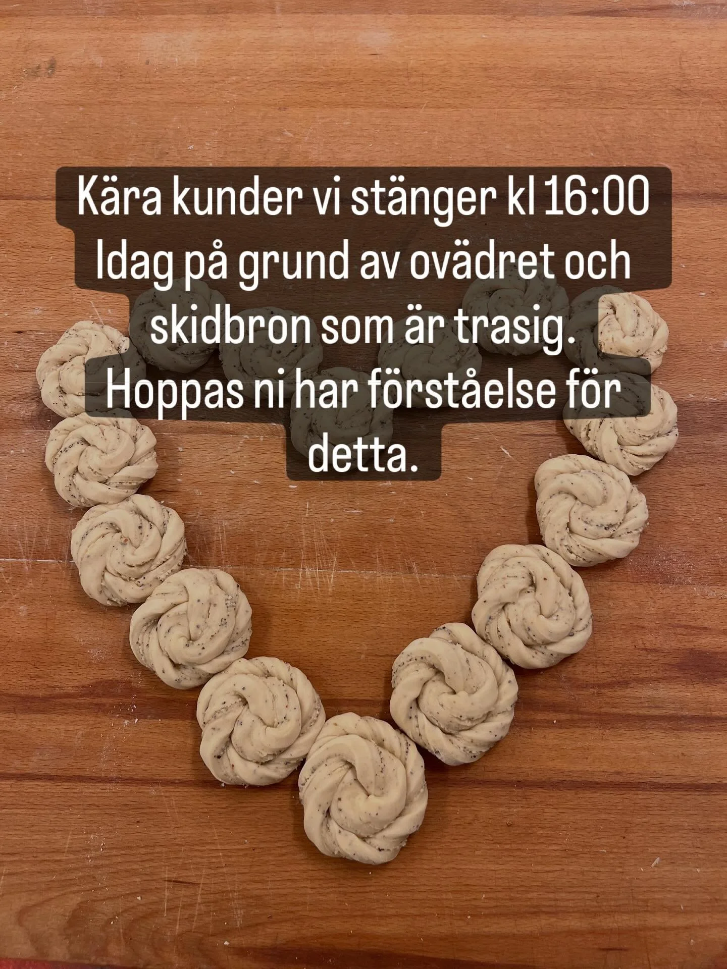 Vi beh&ouml;ver st&auml;nga kl 16:00 idag p&aring; grund utav ov&auml;dret och den trasiga skidbron.
Hoppas ni har f&ouml;rst&aring;else f&ouml;r detta.
Mvh personalen