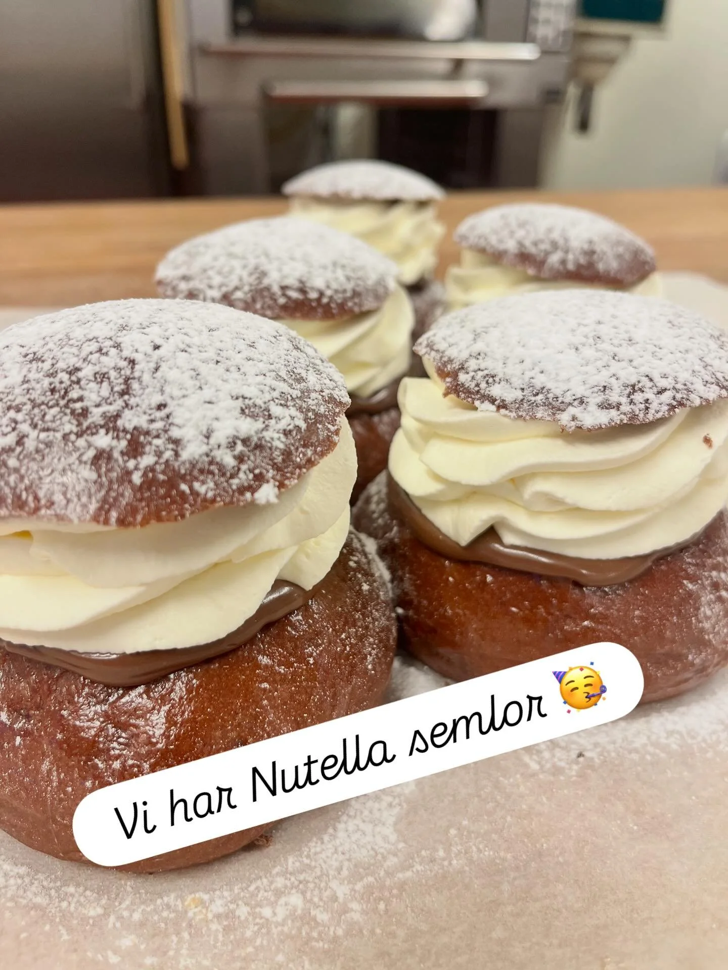 Idag &auml;r Nutella semlorna tillbaka 🥳🎉 Ni kommer att hitta de hos oss p&aring; tisdagar, fredagar och l&ouml;rdagar. @destinationvemdalen #semlor #nutellasemla