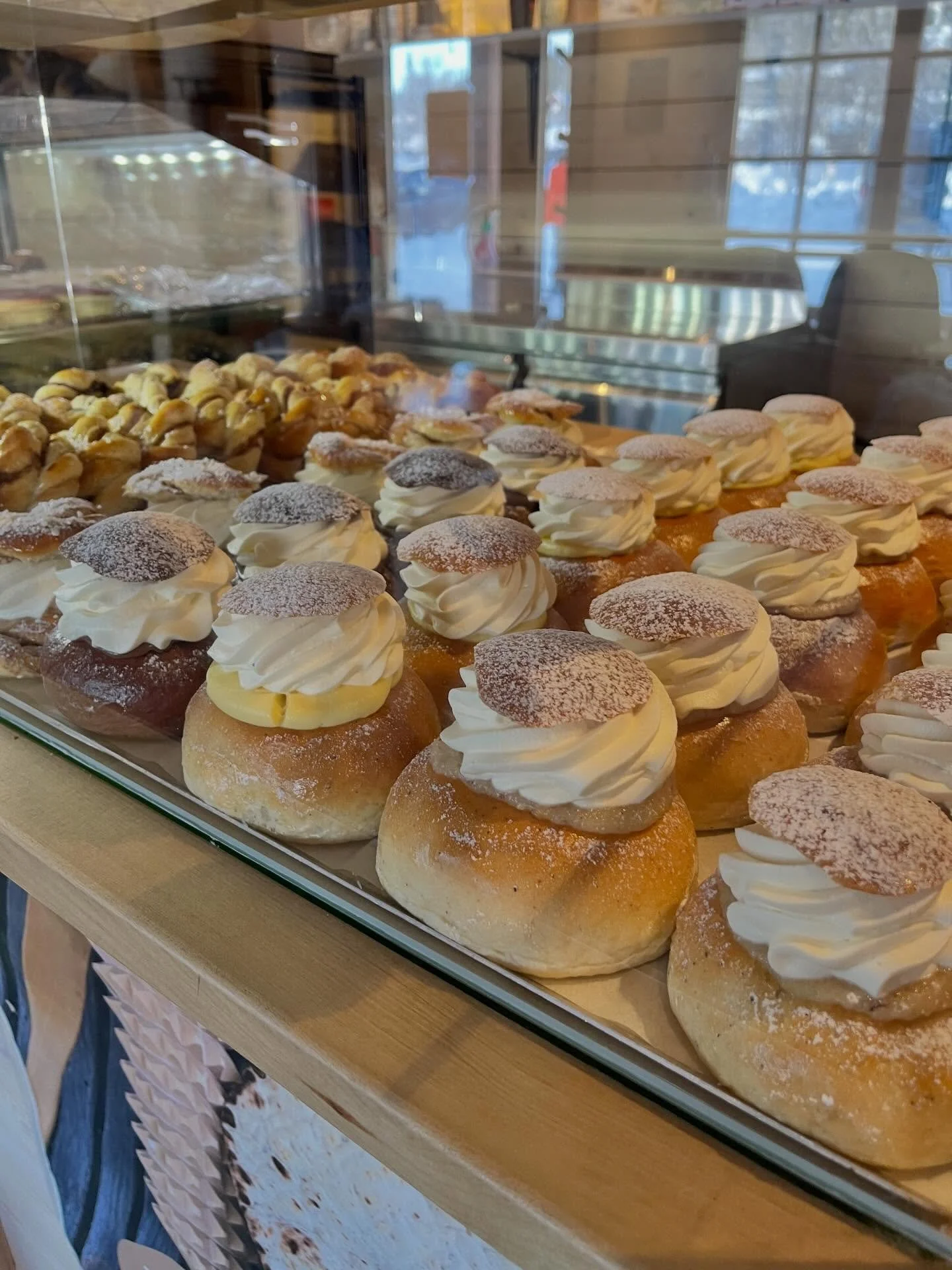 Stort tack till alla fina kunder f&ouml;r ig&aring;r 😍 Det blev en fantastisk fettisdag. Vi forts&auml;tter att ha semlor ett tag till, s&aring; missade ni ig&aring;r g&aring;r lika bra att fira i efterskott 🎉 Varmt v&auml;lkomna!