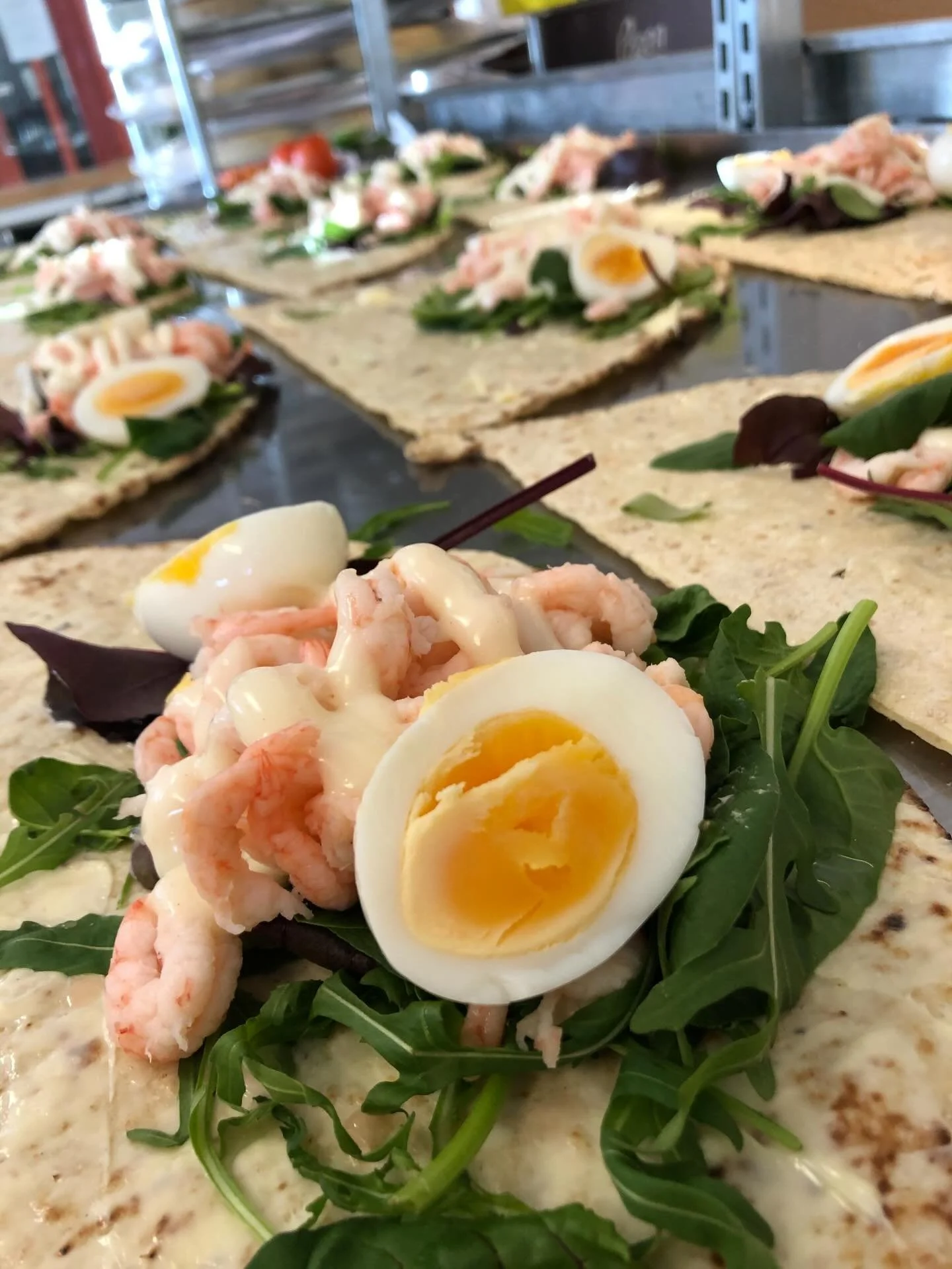 Det &auml;r s&aring; vackert v&auml;der idag, och vi v&auml;lkomnar er in p&aring; s&ouml;ndagsfika i Myrviken! ☀️R&auml;kstut+semla+kaffe= 160kr (takeaway 149kr utan dryck)