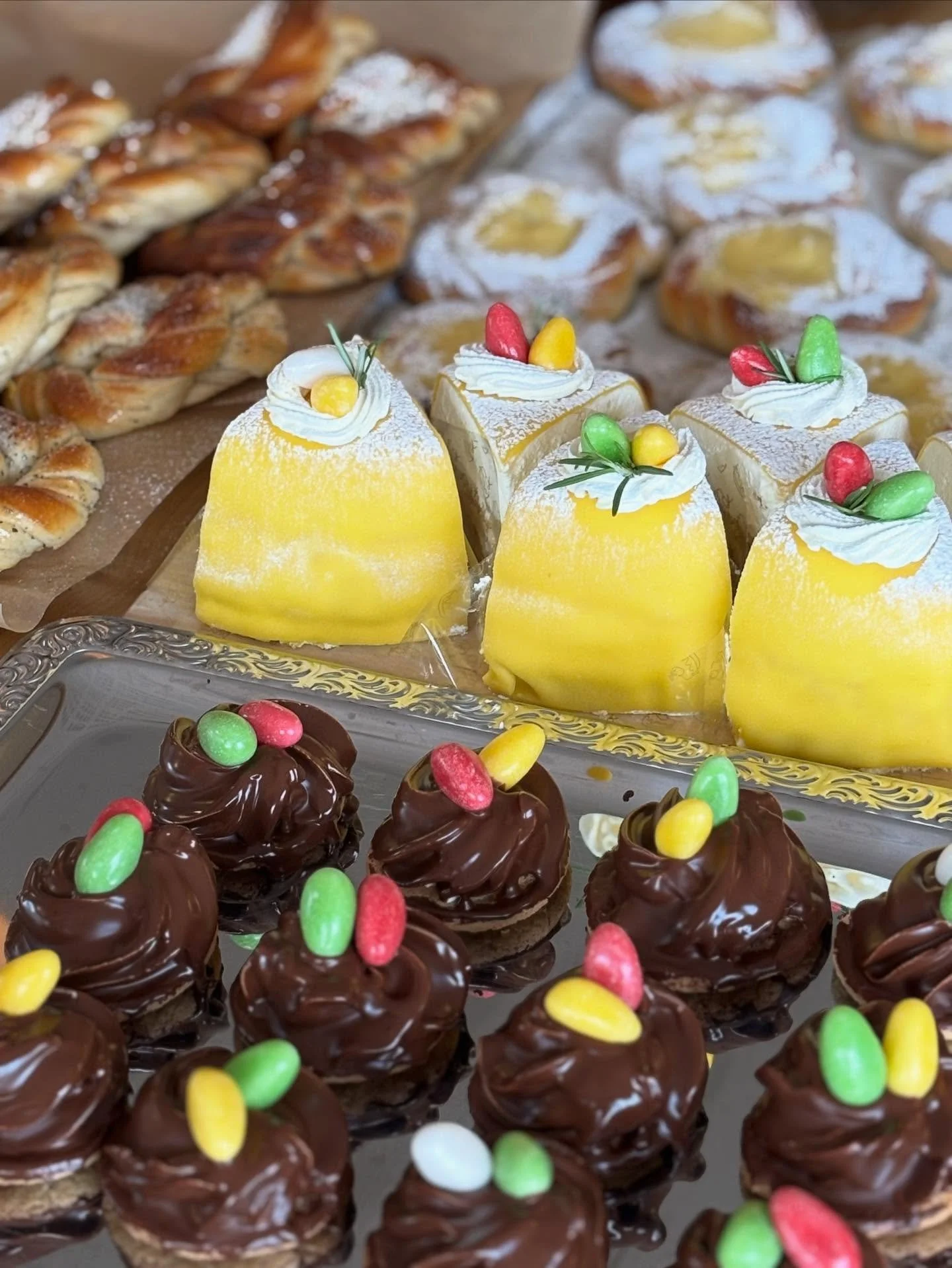 P&aring;sken &auml;r h&auml;r 💛 Vi har ordinarie &ouml;ppettider hela p&aring;skhelgen 🐣 V&auml;lkomna in p&aring; en fika eller nyp en p&aring;skt&aring;rta i montern(men vill du vara s&auml;ker p&aring; att f&aring; en s&aring; best&auml;ll g&aum