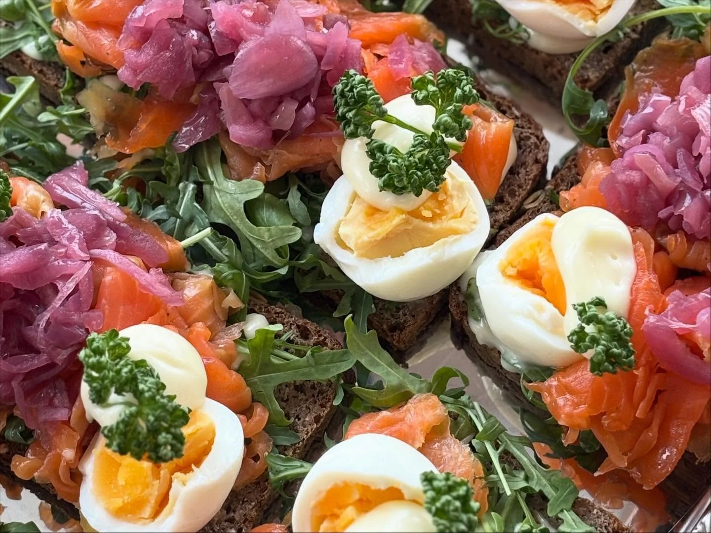 God forts&auml;ttning p&aring; p&aring;sken! H&auml;r har vi r&aring;gbr&ouml;d med dillgravad regnb&aring;ge fr&aring;n B&ouml;rtnan. Bl&aring;b&auml;rsbullar med vaniljkr&auml;m och mandelcroissanter finns m&aring;ndagen till &auml;ra. &Ouml;ppet t