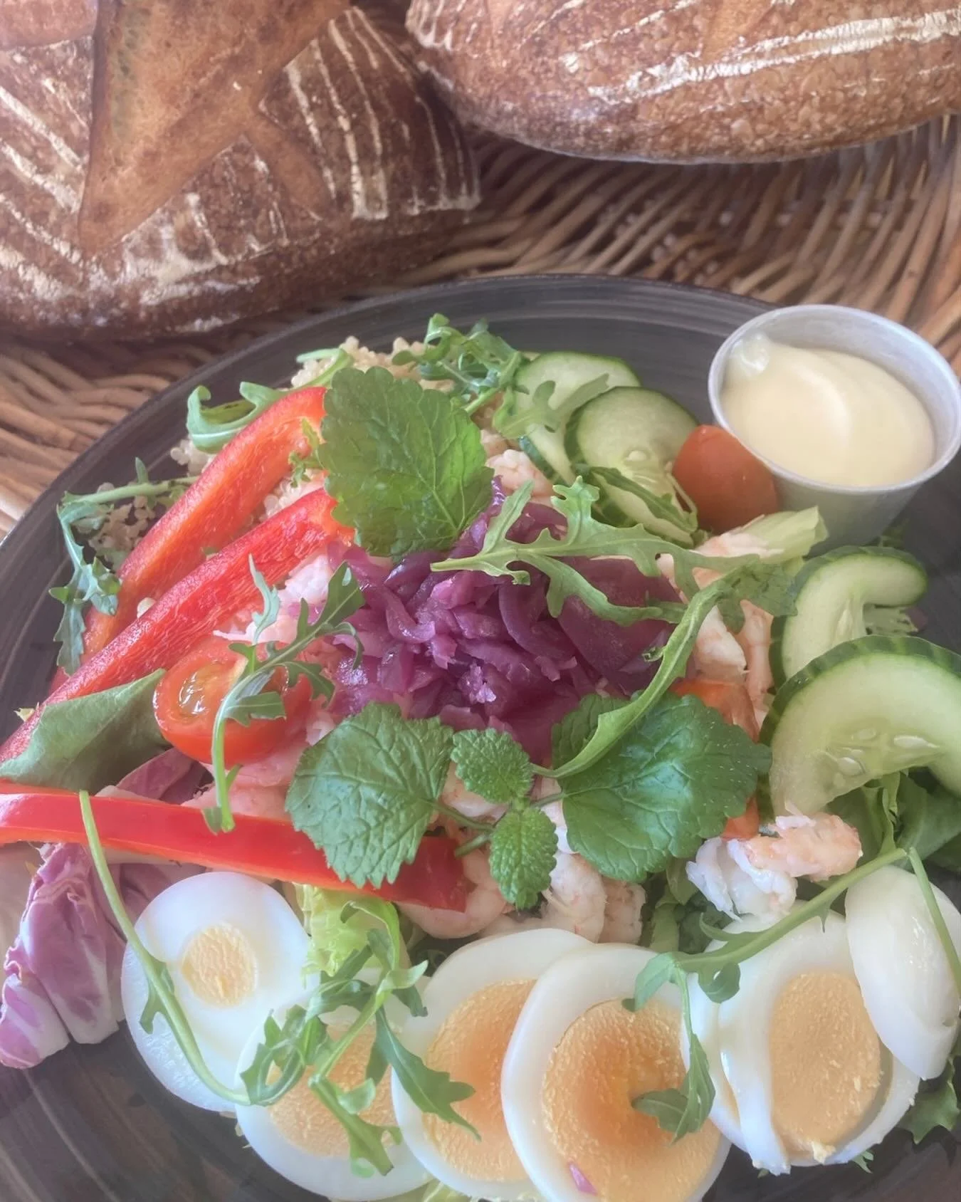 Nu har vi sallad att njuta av! R&auml;ksallad tillsammans med quinoa, gr&ouml;nsallad, picklad r&ouml;dl&ouml;k, &auml;gg, gurka, tomat, paprika &amp; majonn&auml;s. Det finns &auml;ven kycklingsallad &amp; vegetariskt alternativ. Br&ouml;d &amp; sm&