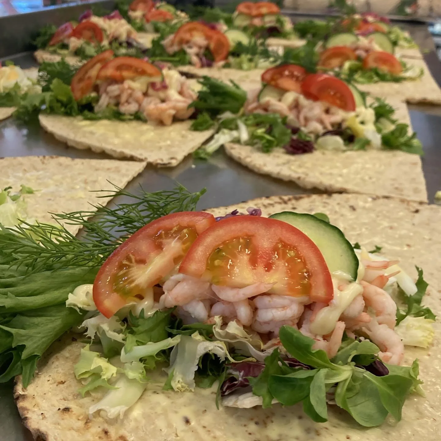 H&auml;r g&ouml;r vi r&auml;kstutar f&ouml;r fullt till en best&auml;llning. Finns massor av r&auml;kstutar p&aring; bageriet idag 🥰🍤Kom och njut av en i v&aring;rsolen 😋☀️